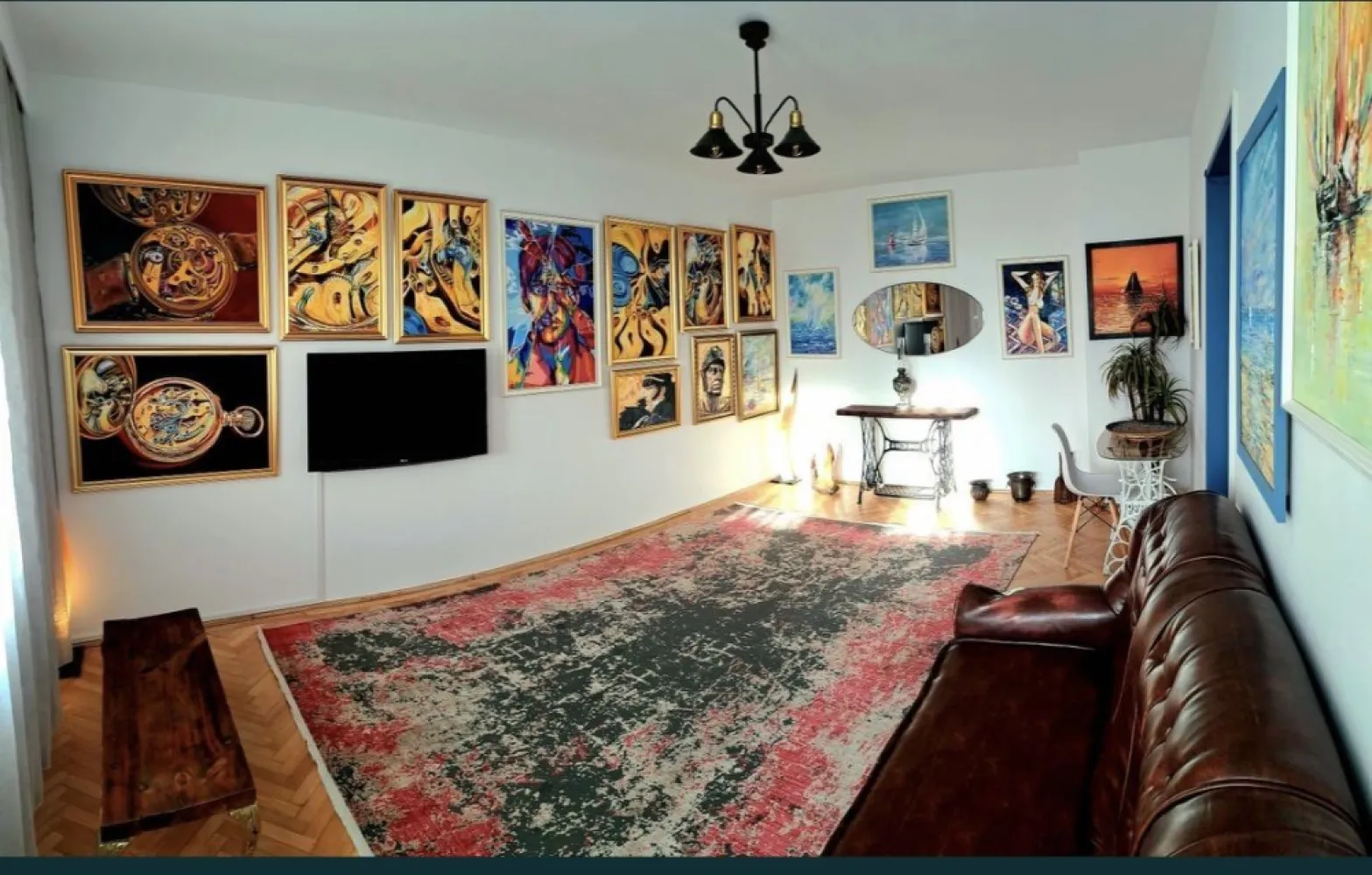 Downtown clasic, consulatul Turciei,2 camere - Citiți descrierea de mai jos, este lungă...dar veți înțelege ulterior de ce v-am recomandat să o citiți. Proprietar, vând apartament decomandat, confort 0, situat la etajul 3/4 în blocul amplasat exact lângă Consulatul Turciei de pe b-dul Ferdinand, cu vedere către strada Traian și Portul Constanța. Adresa exactă a imobilului este b-dul Ferdinand nr.84, bl. R2, Sc.C, Etaj 3. Accesul în bloc se poate face atât din b-dul Ferdinand cât și din strada Cuza Vodă, acolo fiind și parcarea auto (în spatele blocului). Blocul este finalizat în 1988 fiind construit de I.C.H Constanța și este o construcție mai deosebită din pricina dimensiunii apartamentelor, formei sale solide și a materialelor utilizate (caramida cu rupere termica de 60cm grosime), exteriorul blocului prezentând ranforsări din beton armat. Aceste apartamente erau destinate exclusiv șefilor din diferitele institutii. Centrală gaze, parchet clasic - recondiționat, 2 balcoane și 2 dressing-uri. Apartamentul are 68mp - 1 balcon mare la sufragerie + 1 balcon mic la bucătărie unde se află amplasat și aragazul - motiv pentru care se poate găti fără miros sau fum în bucătărie. Aragazul fiind în balcon, la un moment dat bucatăria poate fi transformată într-o altă cameră daca se doreste. Pereții au grosimea de 60cm, fiind din cărămidă cu rupere termică. Temperatura în apartament pe timp de iarnă este de 23 grade constant - fără a funcționa centrala si a face risipă de gaze. (Da, e incredibil să nu consumi gaze pentru a avea căldură în apartament). 1 dressing pe hol lângă dormitor + 1 dressing (spațiu depozitare) în bucătărie (în afară de balconul unde este amplasat aragazul). În sufragerie există și posibilitatea de montare a unui șemineu, existând spatiul pentru montare acestuia și horn care are ieșirea pe bloc (așa a fost proiectat blocul). Acest apartament reprezintă o investiție întrucât: apartamentul poate fi închiriat pe termen lung (sunt superhost pe aplicatia Airbnb) din pricina poziției sale, costuri reduse pentru deplasări în Centrul istoric - piața Ovidiu sau faleza Casino, cost extrem de redus pentru încălzire pe timp de iarnă din pricina faptului că nici un perete nu este pe colț iar apartamentul este încadrat, costuri reduse la deplasările cu autoturismul, stații de autobuz la scară, școli și licee în apropiere - Școala 24, Liceul Ovidiu, Liceul Traian, piața Griviței, piața Unirii, gara CFR. Zona este considerată sigură din punct de vedere al infracționalității întrucât Consulatul Turciei este situat la 5m de bloc, fiind păzit 24/24 de Jandarmeria Română. Sufrageria are suprafața de 5,5 metri lungime / 3,6 metri lățime (este foarte mare - 20mp) și a fost decorată de tatăl subsemnatului cu obiecte de colecție și antichități. Picturile ce sunt realizate în ulei pe pânză dar și obiectele (antichități autentice) se pot vinde și împreună cu apartamentul, dar bineînțeles pentru un alt preț. Prețul cerut pentru acest apartament este pe deplin justificat deoarece: în cartierul "Tomis Plus" car