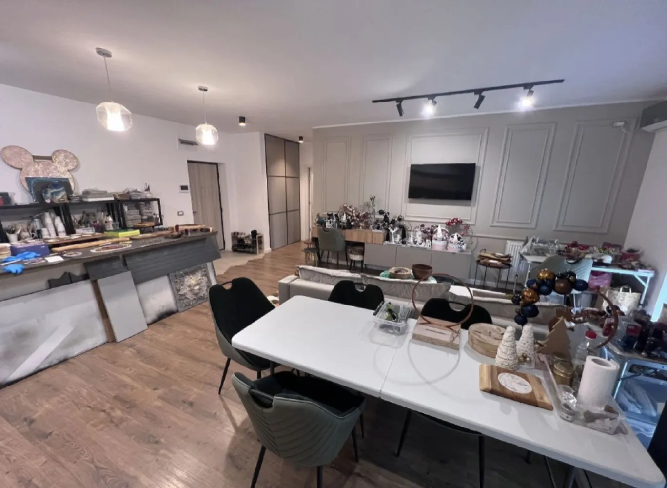 Tomis Park 2 camere terasa 108m mobilat - Persoana fizica vand apartament cu w camere decomandat in complexul Tomis Park cu terasa , 108 m utili, mobilat utilat, centrala pe gaz, etaj 1 din 8 , acte in regula.