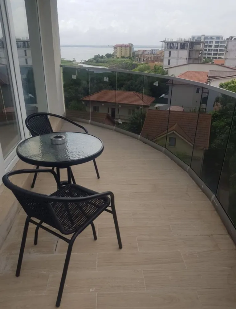 Vand apartament Lux Mamaia Hanul cu Peste - Vand Apartamnet de Lux in mamaia nord lângă Hanul cu Pește apartamentul este mobilat uitilat de lux se vinde exact ca în poze inclus în preț și parcare privată pentru mai multe detalii și vizionare la tel