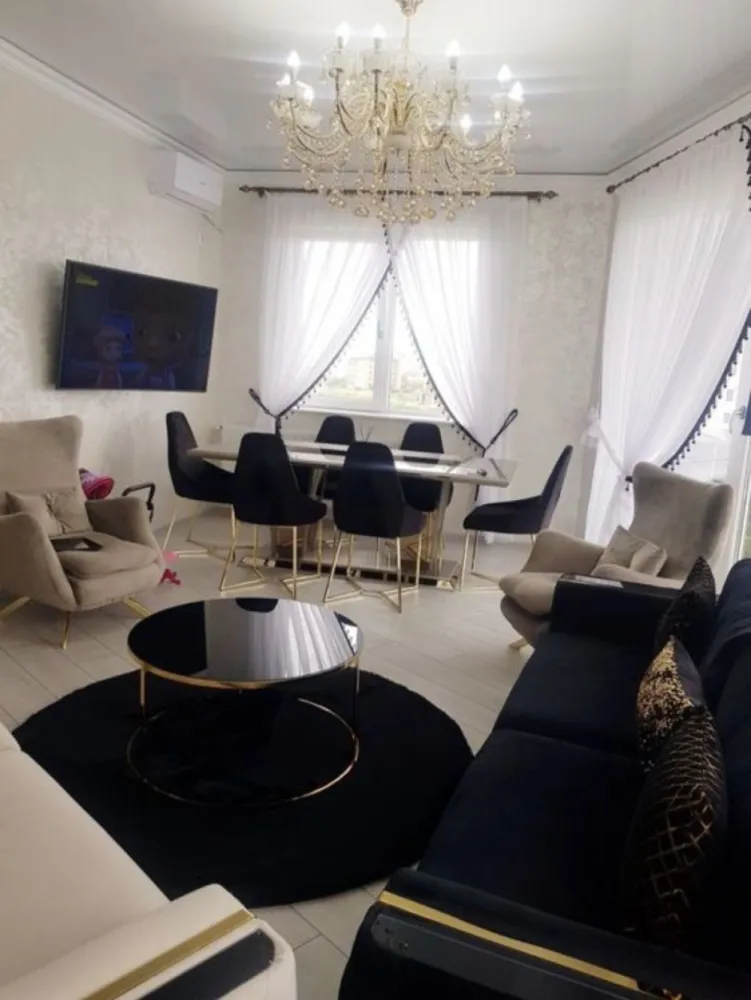 Vand apartament Lux Mamaia Hanul cu Peste - Vand Apartamnet de Lux in mamaia nord lângă Hanul cu Pește apartamentul este mobilat uitilat de lux se vinde exact ca în poze inclus în preț și parcare privată pentru mai multe detalii și vizionare la tel