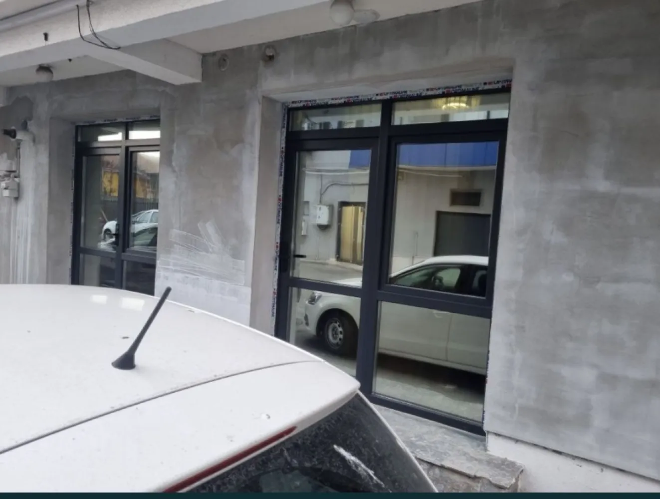 Ap Delfinariu Constanta - vând un studio compus din living și bucătărie open space , baie și dormitor, și o garsoniera lipita de aparent cu baie și bucătărie, acestea au intrare separata direct din strada ,, este totul nou se afla la distanta mica de plaja trei papuci, lângă mc Donald și langa delfinariu. Sunt propietarul locației. sa vand împreună, nu am cum sa le vând separat