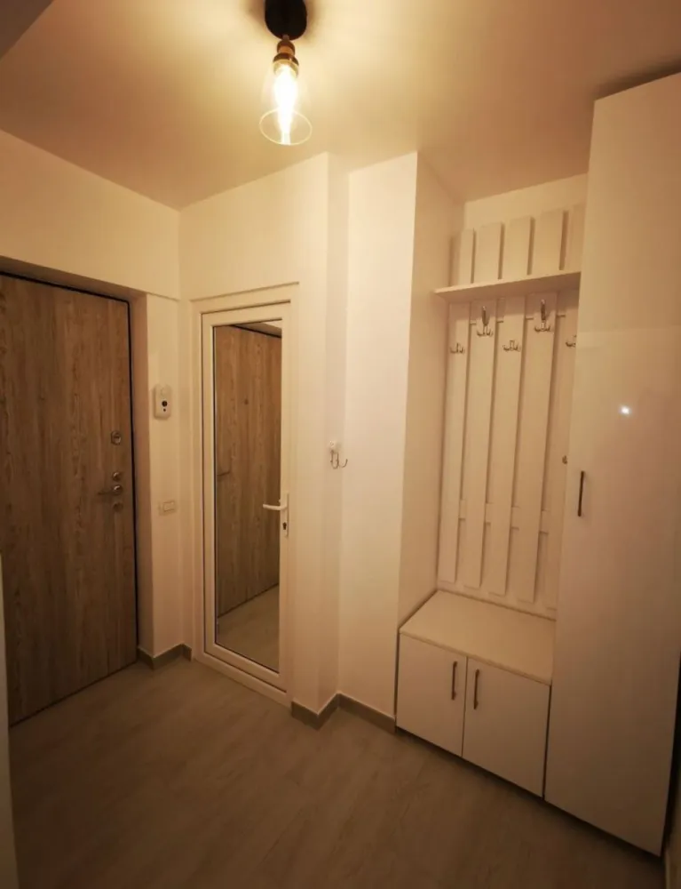 Apartament decomandat in Tomis 1 - Nu colaborez cu agențiile imobiliare! Vă rog să nu insistați! Proprietar vând apartament cu 2 camere, decomandat, parter înalt cu balcon, zona Spitalul Județean - Tomis 1. Zona este una foarte liniștită, cu multă verdeață și parcuri în jur. Imobilul a fost renovat integral în 2021 : instalații electrice, sanitare și termice, centrală proprie pe gaz, calorifere aluminiu, AC, usi interioare noi, izolat interior/exterior, gratii la toate geamurile. Electrocasnicele sunt toate noi, la fel și mobila, comandată de la Mobexpert iar cea din bucătărie, hol și balcon făcută pe comandă. Camerele sunt decomandate și au acces individual la balconul închis cu termopan. Țevile de aducțiune/scurgere ale blocului au fost schimbate și înlocuite cu unele din PVC. Nu necesită niciun fel de investiție. Se vinde mobilat și utilat exact ca în poze. Predarea apartamentului se va face la 10 zile de la semnarea contractului de vânzare-cumpărare. Preț ușor negociabil. Răspund la mesaje OLX iar la telefon după ora 18:00.