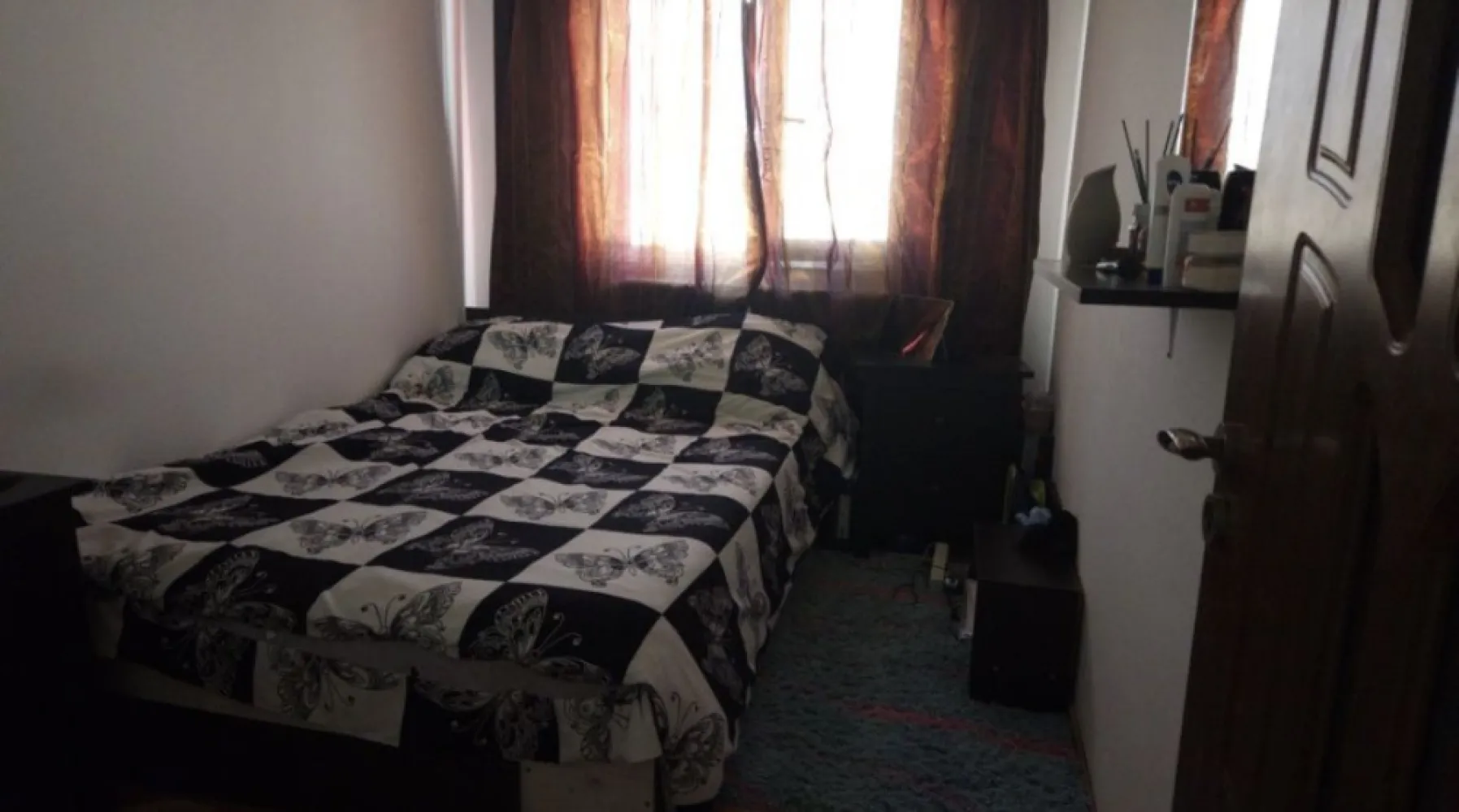 Ap 3 camere vand sau schimb - Se vinde apartament cu 3 camere decomandat.
Suprafața 57 mp utili
Etaj 5/5 (mansardă cu pod)
Zona km 4/5 pe strd Nicolae Grindeanu 
Zona este una foarte bună cu școala și gradinita in capătul blocului.
Zone cu verdeață, locuri de parcare .
La 100 de m este profi non stop,piață agroalimentara ,Spit,farmacii,etc.
Zona este una liniștită cu spatii de joaca pentru copii ,este un cartier locuit preponderent de familii .
Vecini liniștiți. 
Blocul este Racordat la Radet dar sa făcut proiectul pentru gaze și am achitat integral,apartamentul este la scara din mijloc fiind foarte călduros. 
Este dotat cu aparat de aer condiționat de putere,utilat cu electrocasnice de la Samsung în garanție mobila de hol și bucatarie făcută la comanda ,
Bucatarie mare (exista canapea),curat ,aerisit nu au fost și nu sunt probleme cu egrasia sau infiltratii ,are pod ,a fost construit în anul 2008 și de atunci nu au fost probleme.

Mai multe detalii și poze/video ofer în privat.

Prețul se negociază, sau schimb cu casa în Constanța sau zone limitrofe dar nu mai mari de 20/30 km de Constanța. Nu colaborez cu agențiile imobiliare .Nu se vinde prin credit prima casă sau ipotecar. 

Pentru mai multe detalii va rog telefonic.