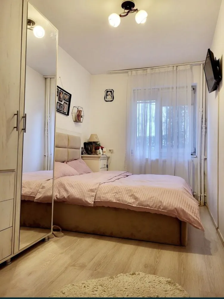 Apartament 3 camere - Apartament pe Ion luca Caragiale,aproape de Cora si de Inel 2..., 3 camere semidecomandat, 48 m,la parter,cu beci in casa(de 2 camere,foarte bun ptr depozitat) plus gradina,cu iesire din balcon. Apartamentul este renovat total,gresie,faianta,parchet,usi toate sunt noi! Instalatia electrica este noua,calorifere si centrala pe gaze noi! Termopane noi,usa metalica noua! Izolat exterior! Foarte calduros apartamentul.actele sunt in regula! Foisor in curtea din jurul apartamentului! Se vinde partial mobilat! Acces facil la piata Cora,scola8,gradinita,statii de autobuz aproape!