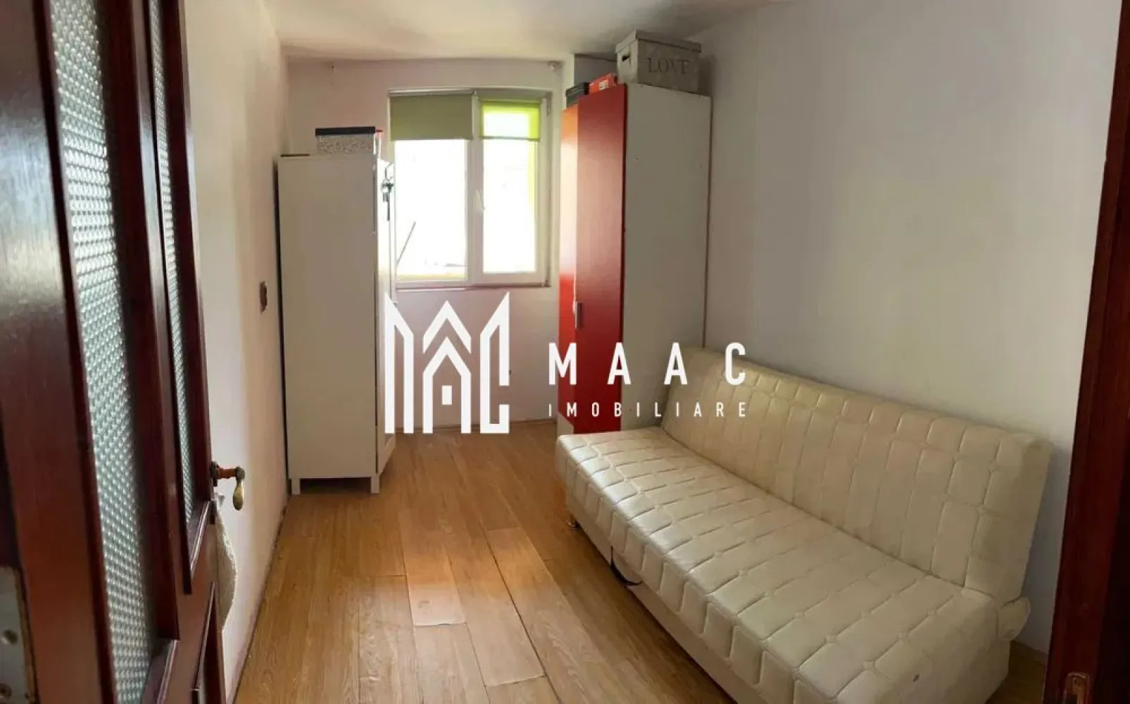 Apartament 3 camere | Parter inalt | 64 mpu | 2 Balcoane | - MAAC Imobiliare vă propune spre vânzare un apartament cu 3 camere, decomandat, situat într-o zonă liniștită din Sibiu, zona Supeco - Ciresica. Caracteristici generale: Tip apartament: Decomandat; Suprafață utilă: 64 mp; Etaj: parter inalt cu parcare subtrana. Compartimentare și dotări: Hol generos la intrare, ce permite spațiu de depozitare eficient; 2 dormitoare spațioase și luminoase, fiecare cu balcon propriu – perfecte pentru relaxare la cafeaua de dimineață . Al treilea dormitor – ideal ca birou de acasă, cameră pentru copil sau dressing, Bucătărie separată; Baie cu fereastră și cadă – lumină naturală și aerisire optimă. Încălzire și apă caldă asigurate prin centrală de bloc (costuri reduse și eficiență energetică) La subsol avem parcare subterana, iar curtea este securizată cu barieră. Apartamentul se află într-un bloc bine întreținut, cu vecini liniștiți Zona Supeco – Cireșica este cunoscută pentru accesul rapid către centrul orașului, infrastructura bine dezvoltată și proximitatea față de magazine, școli, grădinițe, farmacii și mijloace de transport. Pentru mai multe detalii precizati telefonic ca ati vazut anuntul cu ID: CP2581515 }}