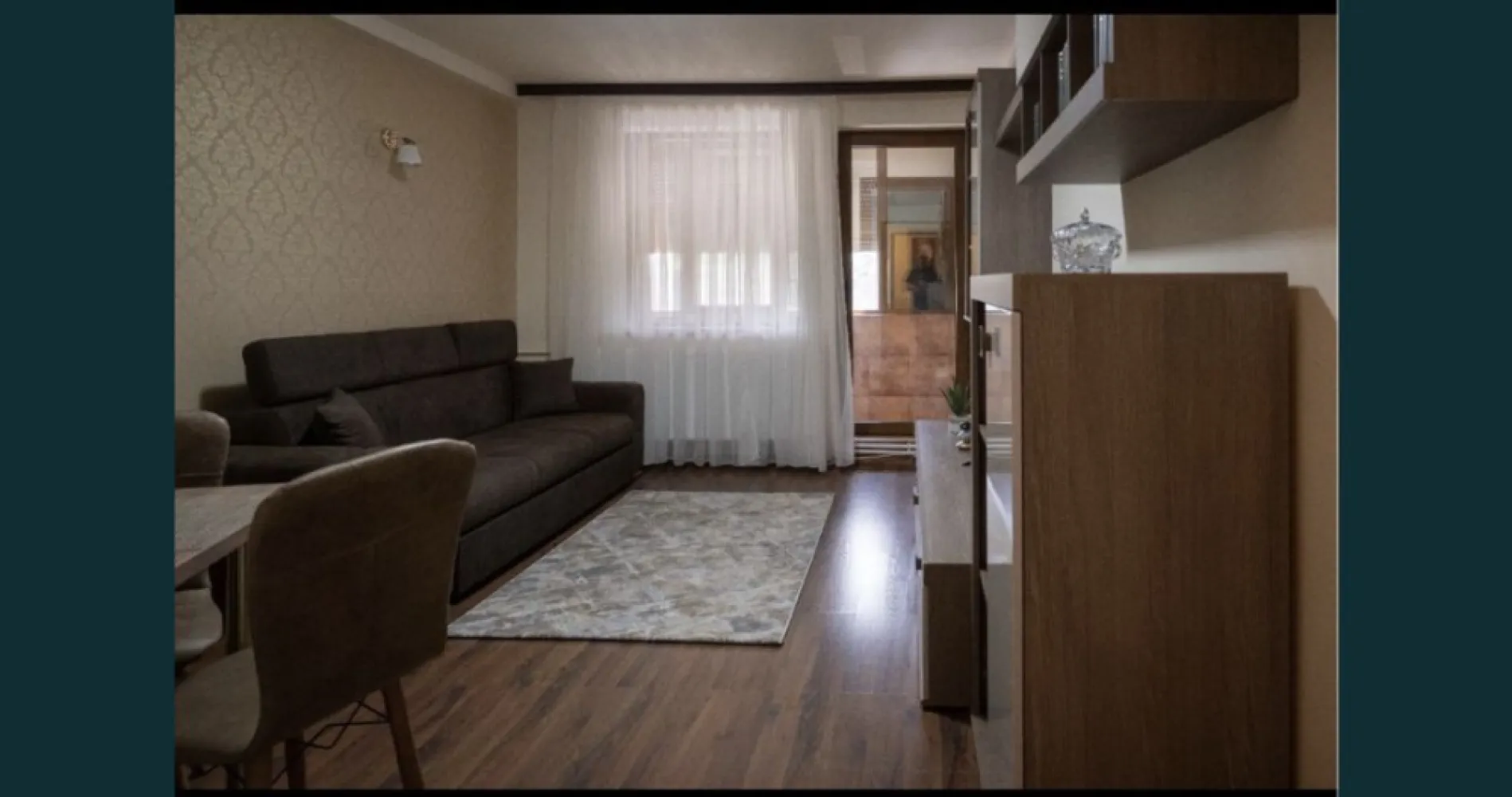 Ap 2 camere - Vand apartament cu 2camere Bloc B5 scara A eraj 1 Vizavi de Restaurant Colonadelor , vedere stradala etaj 1 la 250 m de centrul vechi din Constanța, la 300m Plaja Neversea, faleza cazinoului și portul turistic Tomis - Bucătărie facuta pe comanda complet mobilata și utilata: centrala termica pe gaz Buderus frigider, plita+cuptor, , vesela , tot balconul are 12 m2 geamuri fumurii rame maro Salamander si are obloane rulante maro Usa intrare apartament blindata - Apartamentul este renovat utilat Nou! - Living spațios cu canapea extensibila, TV. - Dormitor cu pat matrimonial, TV . - Baie cu cabina de dus securizata facuta pe comanda , gresie faianta Orient Ceramic -balconul are 12 m2 geamuri noi termopan culoare maro qfort plus rulouri exterioare pe tot balconul Se poate inchiria si pe perioada anului el fiind aproape de centrul vechi , port , casinou si plaja modern care sunt in apropiere la circa 300-500 metri O zona foarte linistita la 50m de parcul primariei , locatia este înconjurată de locuri de joaca ptr copii si de multa verdeata .