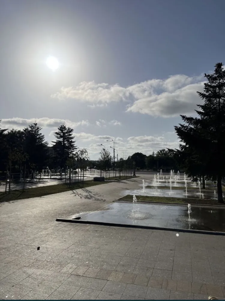 Ap 2 camere - Vand apartament cu 2camere Bloc B5 scara A eraj 1 Vizavi de Restaurant Colonadelor , vedere stradala etaj 1 la 250 m de centrul vechi din Constanța, la 300m Plaja Neversea, faleza cazinoului și portul turistic Tomis - Bucătărie facuta pe comanda complet mobilata și utilata: centrala termica pe gaz Buderus frigider, plita+cuptor, , vesela , tot balconul are 12 m2 geamuri fumurii rame maro Salamander si are obloane rulante maro Usa intrare apartament blindata - Apartamentul este renovat utilat Nou! - Living spațios cu canapea extensibila, TV. - Dormitor cu pat matrimonial, TV . - Baie cu cabina de dus securizata facuta pe comanda , gresie faianta Orient Ceramic -balconul are 12 m2 geamuri noi termopan culoare maro qfort plus rulouri exterioare pe tot balconul Se poate inchiria si pe perioada anului el fiind aproape de centrul vechi , port , casinou si plaja modern care sunt in apropiere la circa 300-500 metri O zona foarte linistita la 50m de parcul primariei , locatia este înconjurată de locuri de joaca ptr copii si de multa verdeata .