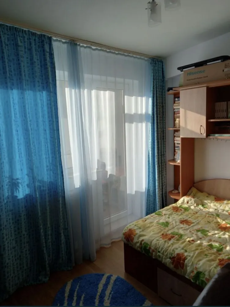Vand apartament 2 camere Compozitorilor - Apartament 2 camere , suprafață totală 55 mp, situat în cartier Compozitorilor, în imediata apropiere a unui magazin Lidl, la etajul 3/3. Apartamentul este intr-un bloc cochet , cu o singura scara, cu împrejurimi pline de flori și verdeata, construit relativ recent (2010). Scara liniștită si foarte curata, îngrijită. Are izolație noua, de foarte bună calitate, executata în 2021. Interiorul este împărțit astfel : living cu bucătărie open-space, dormitor, baie cu cabina de dus, hol la intrare și doua balcoane generoase. Balcoanele izolează foarte bine ambele laturi ale apartamentului, atât pe partea sufrageriei, cât și pe dormitor. În felul acesta, cheltuielile cu căldura pe timpul iernii sunt foarte reduse, locația fiind foarte călduroasă. Toate camerele sunt mobilate, se vinde cu mobilierul care apare în poze. Incalzirea se face cu centrala termica proprie, cu revizii la zi atât centrala, cât și instalația de gaze. În living exista un aparat de aer condiționat aproape nou. Dispunerea apartamentului este pe sud și vest. În apropiere se găsesc multe supermarketuri ( Lidl, Metro, Auchan, Leroy Merlin, Jumbo, etc), mallul Vivo, linii de transport în comun.
