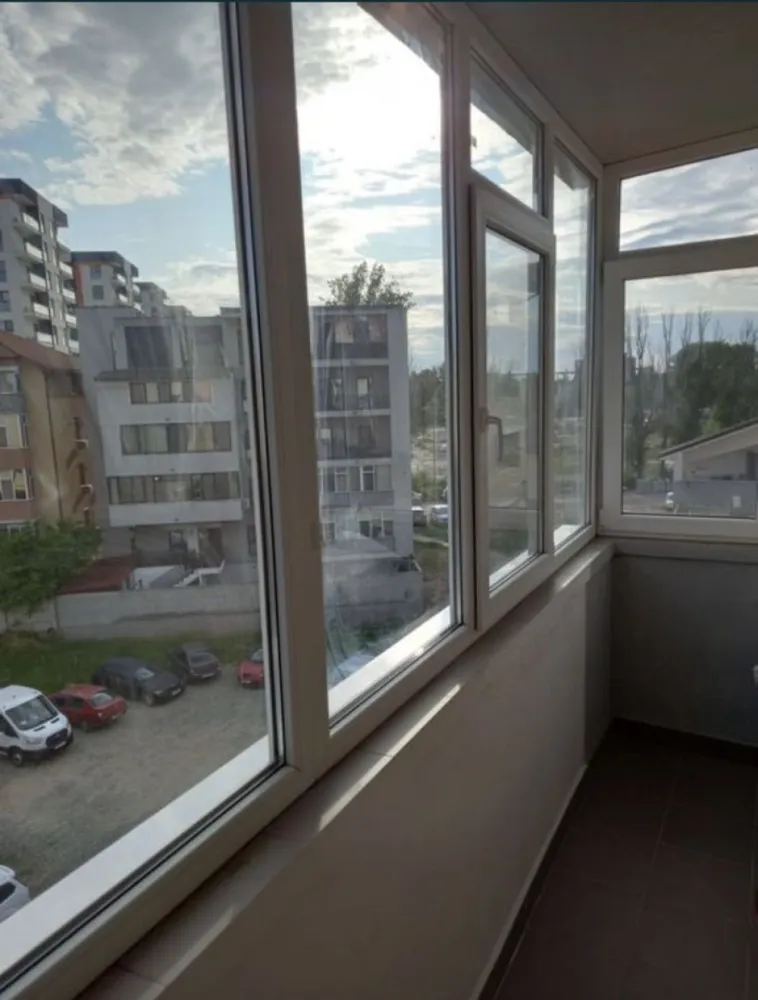 Vand apartament 2 camere Compozitorilor - Apartament 2 camere , suprafață totală 55 mp, situat în cartier Compozitorilor, în imediata apropiere a unui magazin Lidl, la etajul 3/3. Apartamentul este intr-un bloc cochet , cu o singura scara, cu împrejurimi pline de flori și verdeata, construit relativ recent (2010). Scara liniștită si foarte curata, îngrijită. Are izolație noua, de foarte bună calitate, executata în 2021. Interiorul este împărțit astfel : living cu bucătărie open-space, dormitor, baie cu cabina de dus, hol la intrare și doua balcoane generoase. Balcoanele izolează foarte bine ambele laturi ale apartamentului, atât pe partea sufrageriei, cât și pe dormitor. În felul acesta, cheltuielile cu căldura pe timpul iernii sunt foarte reduse, locația fiind foarte călduroasă. Toate camerele sunt mobilate, se vinde cu mobilierul care apare în poze. Incalzirea se face cu centrala termica proprie, cu revizii la zi atât centrala, cât și instalația de gaze. În living exista un aparat de aer condiționat aproape nou. Dispunerea apartamentului este pe sud și vest. În apropiere se găsesc multe supermarketuri ( Lidl, Metro, Auchan, Leroy Merlin, Jumbo, etc), mallul Vivo, linii de transport în comun.