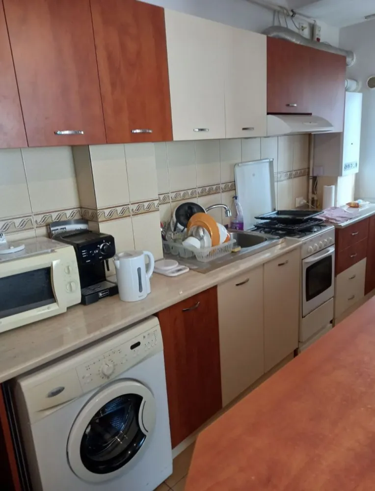 Vand apartament 2 camere Compozitorilor - Apartament 2 camere , suprafață totală 55 mp, situat în cartier Compozitorilor, în imediata apropiere a unui magazin Lidl, la etajul 3/3. Apartamentul este intr-un bloc cochet , cu o singura scara, cu împrejurimi pline de flori și verdeata, construit relativ recent (2010). Scara liniștită si foarte curata, îngrijită. Are izolație noua, de foarte bună calitate, executata în 2021. Interiorul este împărțit astfel : living cu bucătărie open-space, dormitor, baie cu cabina de dus, hol la intrare și doua balcoane generoase. Balcoanele izolează foarte bine ambele laturi ale apartamentului, atât pe partea sufrageriei, cât și pe dormitor. În felul acesta, cheltuielile cu căldura pe timpul iernii sunt foarte reduse, locația fiind foarte călduroasă. Toate camerele sunt mobilate, se vinde cu mobilierul care apare în poze. Incalzirea se face cu centrala termica proprie, cu revizii la zi atât centrala, cât și instalația de gaze. În living exista un aparat de aer condiționat aproape nou. Dispunerea apartamentului este pe sud și vest. În apropiere se găsesc multe supermarketuri ( Lidl, Metro, Auchan, Leroy Merlin, Jumbo, etc), mallul Vivo, linii de transport în comun.