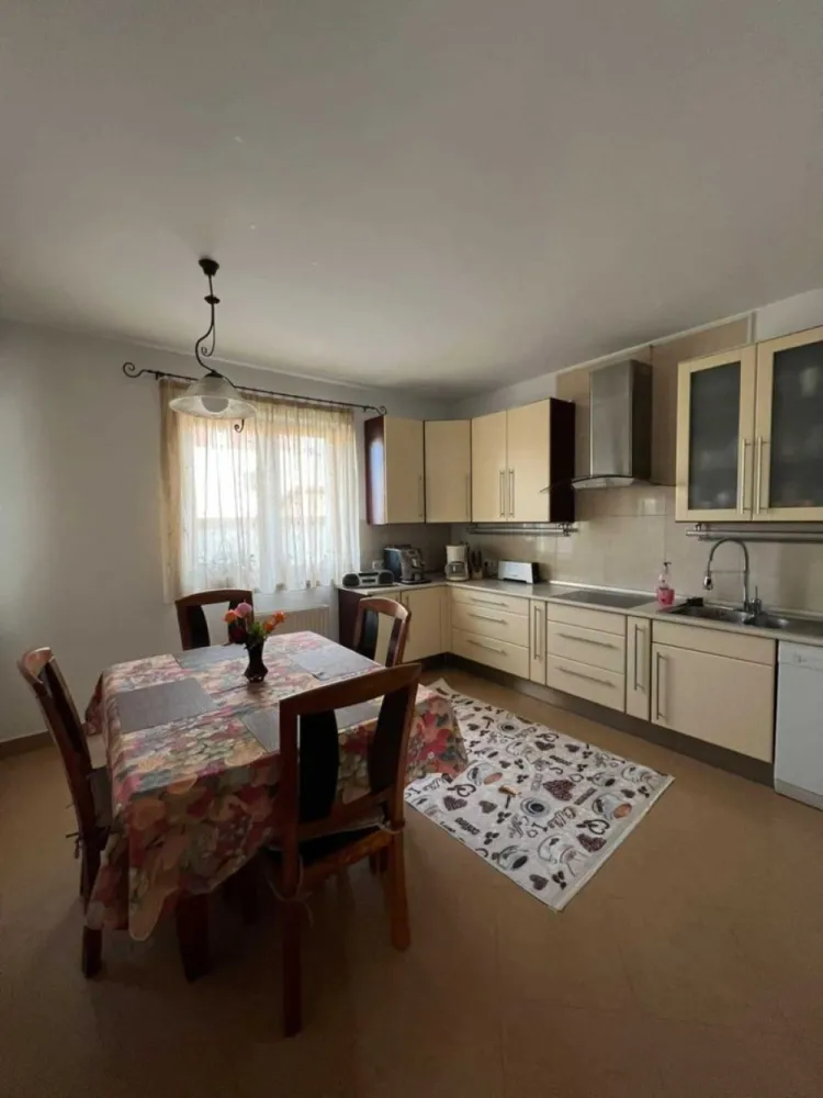 BRASADAS vinde casă tip D+P+M 2004 zona Burdea. - Agentia imobiliara BRASADAS vinde casă spațioasă situată in zona Burdea, la doar 300 m de mall și 600 m de centrul orașului.
Teren: 330 mp
Suprafață casa: 110 mp/nivel (total 330 mp)

Compartimentare:
Mansardă: 3 camere, dressing, baie cu jacuzzi, balcon
Parter: living + dining 40 mp, bucătărie, baie, 1 cameră
Demisol: garaj, cameră tehnică + 3 camere

 Construcție 2004, materiale premium.
 Parchet stejar, tâmplărie lemn, geamuri termopan.
 Izolație exterioară.
 4 aparate AC Daikin.
 Terasă acoperită + terasă față.

Se vinde parțial mobilată

Www.brssadas.com.