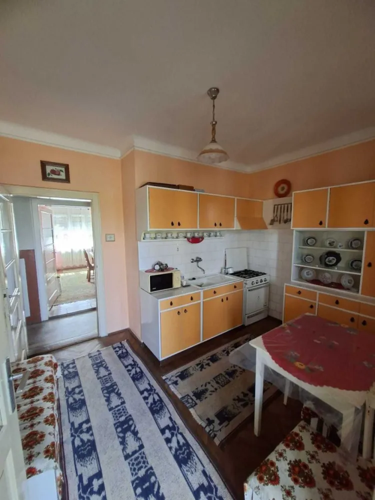 BRASADAS vinde casa cu etaj in zona Bercu Rosu. - Agenyia imobiliara BRASADAS vinde casa cu etaj in zona Bercu Rosu.
Casa dispune de 3 camere, bucatarie, baie,camara, antreu, suprafata totala de 138 m2 si o pivnita uscata spatioasa de 41m2, curte 276 mp.
Www.brasadas.com.