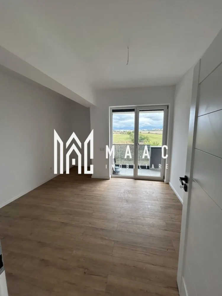 Apartament 3 camere la cheie I Balcon & Parcare I Calea Surii Mici - MAAC Imobiliare vă propune spre vânzare un apartament modern, situat într-un ansamblu rezidențial nou de pe Calea Șurii Mici, ce oferă acces rapid către centrul orașului. Cartierul va beneficia de barieră la intrare, un plus de intimitate și siguranță pentru locatari. 🏢 Caracteristici cheie: Suprafață utilă: 61 mp Etaj 4/6, în imobil cu lift Finisaje la cheie Loc de parcare inclus în preț Orientare sud-estică cu vedere superbă spre munte și oraș 📐 Compartimentare eficientă: Living: 15.04 mp Bucătărie: 8.88 mp 2 dormitoare: 13.86 mp (cu baie proprie) și 10.24 mp 2 băi: 3.88 mp și 2.88 mp Hol: 6.07 mp Balcon generos: 6.83 mp 🌳 Facilități ale ansamblului: Aer condiționat montat Lift modern Acces securizat Căi de acces pavate, drumuri interioare Parcări marcate Iluminat exterior și zonă verde amenajată Această locuință reprezintă alegerea ideală pentru cei care caută confort urban, siguranță și o compartimentare practică într-o zonă în plină dezvoltare. 📞Pentru mai multe informații sau pentru a programa o vizionare, nu ezitați să ne contactați, specificand ID:CP2580701 }}