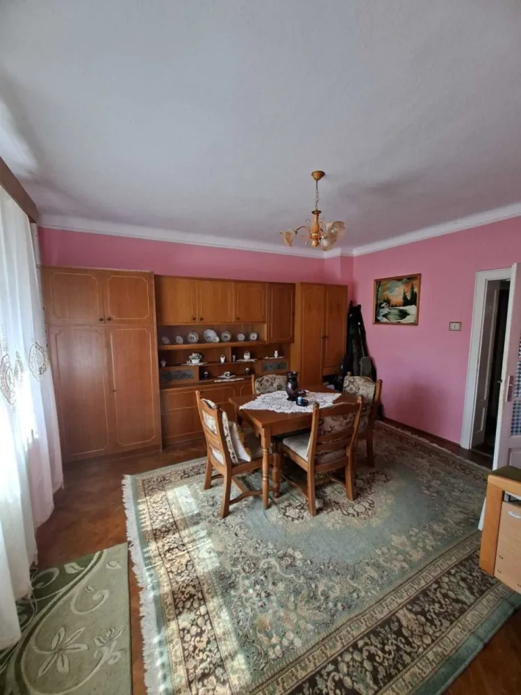 BRASADAS vinde casa cu etaj in zona Bercu Rosu. - Agenyia imobiliara BRASADAS vinde casa cu etaj in zona Bercu Rosu.
Casa dispune de 3 camere, bucatarie, baie,camara, antreu, suprafata totala de 138 m2 si o pivnita uscata spatioasa de 41m2, curte 276 mp.
Www.brasadas.com.