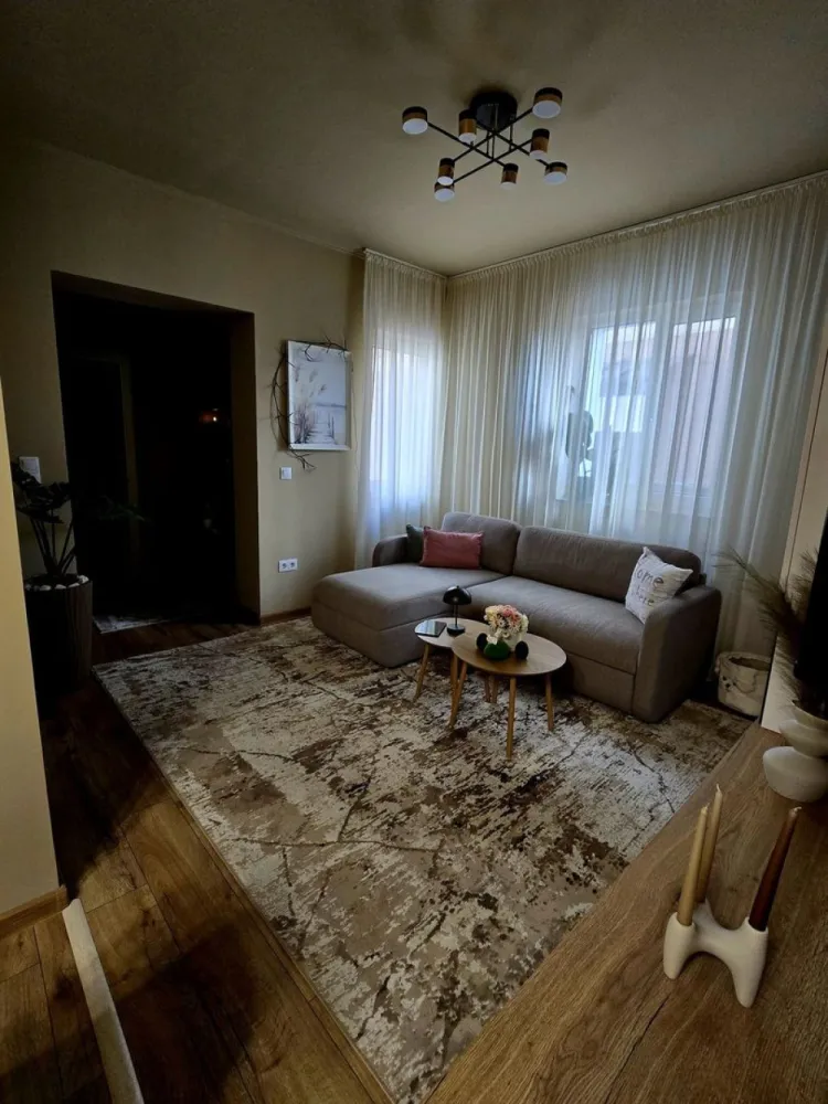 BRASADAS vinde casă in zonă centrală. - Agentia imobiliara BRASADAS vinde două case într - o curte . 
Prima casă cu front stradal de 80 mp , loc de parcare auto finisat ultra modern cu terasa de 17 mp acoperită finisată , acces la beci sub toată casa . Curtea amenajată, pavată cu loc pentru grătar și jacuzzi . 
A doua casă este construcție ușoară cu tehnologie modernă finisat interior , exterior mobilat , utilat nou , compusă din living , bucătărie , dormitor , baie și un hol , suprafața totală 52 mp . 
Sistem de supraveghere cu camere .
Teren 3.2 ari .