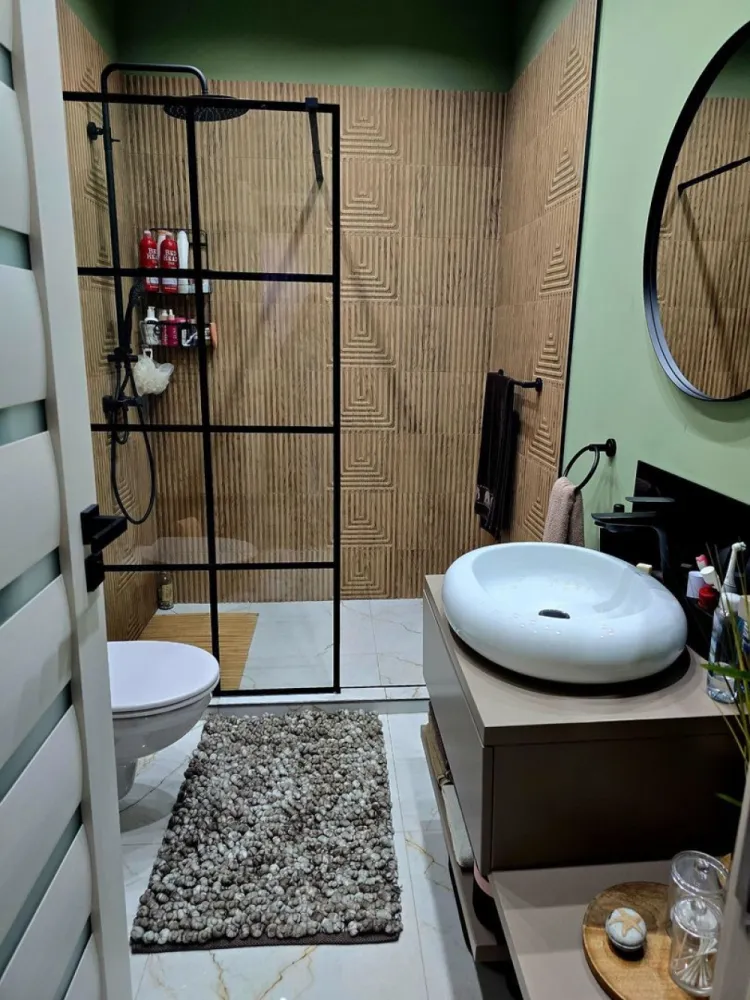 BRASADAS vinde casă in zonă centrală. - Agentia imobiliara BRASADAS vinde două case într - o curte . 
Prima casă cu front stradal de 80 mp , loc de parcare auto finisat ultra modern cu terasa de 17 mp acoperită finisată , acces la beci sub toată casa . Curtea amenajată, pavată cu loc pentru grătar și jacuzzi . 
A doua casă este construcție ușoară cu tehnologie modernă finisat interior , exterior mobilat , utilat nou , compusă din living , bucătărie , dormitor , baie și un hol , suprafața totală 52 mp . 
Sistem de supraveghere cu camere .
Teren 3.2 ari .