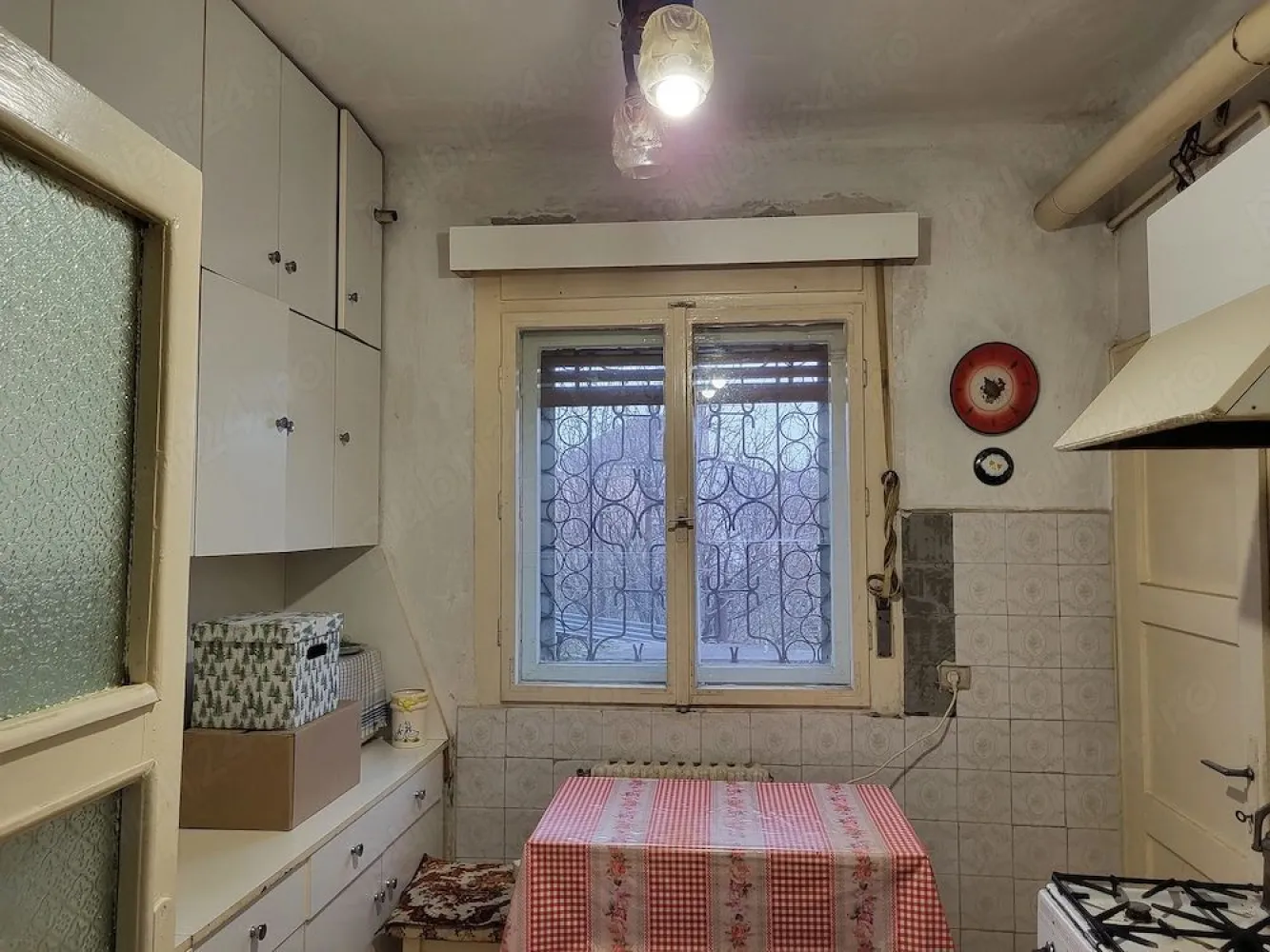 BRASADAS vinde casa in zona Baritiu. - Agentia imobiliara BRASADAS vinde casă familiară (a fost conceput pentru două familii), în Satu Mare, zona Barițiu,(singur în curte) cu suprafața de 252 mp teren intravilan, ( loc de casă+ 126 mp teren), 13,20 m front stradal, compusă din :
-curte proprie, cu loc pentru parcarea unei mașină lângă casă, spațiu cu balansoar și viță de vie în fața casei,spațiu pentru depozitare în spatele casei.
-intrare unică în casă
-anexe (garaj 4,3 6,3 m cu etaj)+ magazie
-pivniță mare+ pivniță mică
-hol de intrare 
-la parter 2 camere, antreu, bucătărie, baie, cămară
-la etaj 3 camere, antreu,bucătărie, baie, cămară (ultima cameră se accesează prin cealaltă)
-pod
-centrală 
-gaz, apă, electicitate, parchet.
Casa are o fundație foarte bună ,formată din pietre de granit construcția fiind începută în anul 1975 . Dimensiunea casei 8m 10 m. Locul de așezare este una foarte bună (magazin alimentar,stație de autobuz în apropiere). Casa necesită renovare.