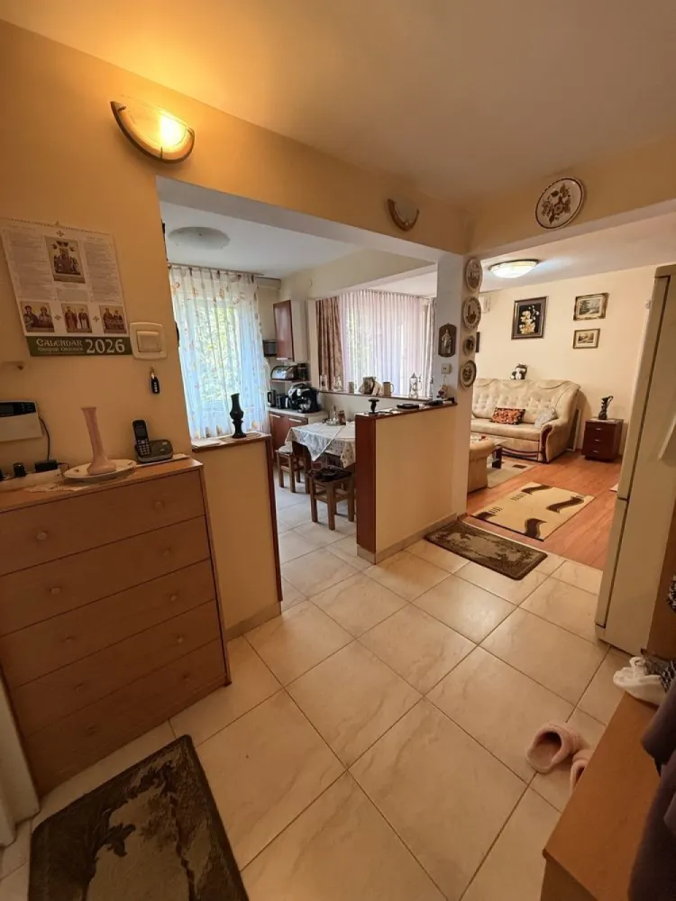 BRASADAS vinde ap 3 camere etajul 2/4 pe Careiului - Agentia imobiliara BRASADAS vinde apartament cu 3 camere la etajul 2/4 pe strada Careiului, lângă fosta fabrică de pâine, cu acces rapid la magazine, transport și facilități 
* Bloc izolat termic
* Confort sporit și eficiență energetică
* Centrală termică proprie
* Aer condiționat
* Complet utilat:
 * Mașină de spălat vase
 * Mașină de spălat rufe
 * Aragaz + cuptor.
* Intimitate totală – în fața blocului sunt plantați brazi care oferă liniște și protecție vizuală
* Zonă surprinzător de calmă, deși este poziționată central
* Ideal atât pentru locuit, cât și pentru investiție.
Www.brasadas.com.