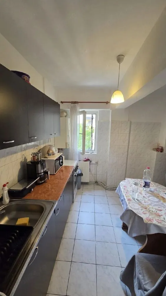 Apartament 3 camere Micro 16 str Zenit - Vand apartament etj 3 65mp in Satu Mare micro 16 compus din 3 camere decomandate 2 bai bucatarie balcon debara,constructie din BCA utilat faiantar gresiat geamuri si usi termopan,parcare de domiciliu.