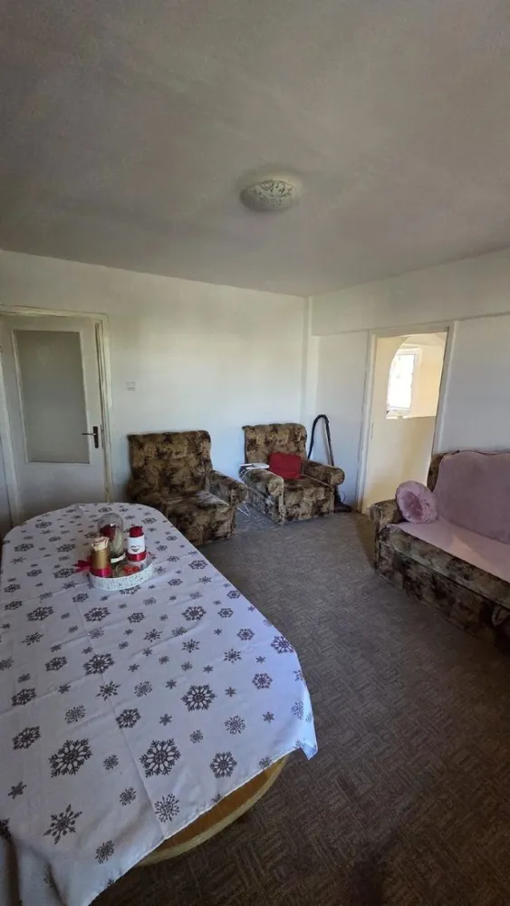 Apartament 3 camere Micro 16 str Zenit - Vand apartament etj 3 65mp in Satu Mare micro 16 compus din 3 camere decomandate 2 bai bucatarie balcon debara,constructie din BCA utilat faiantar gresiat geamuri si usi termopan,parcare de domiciliu.