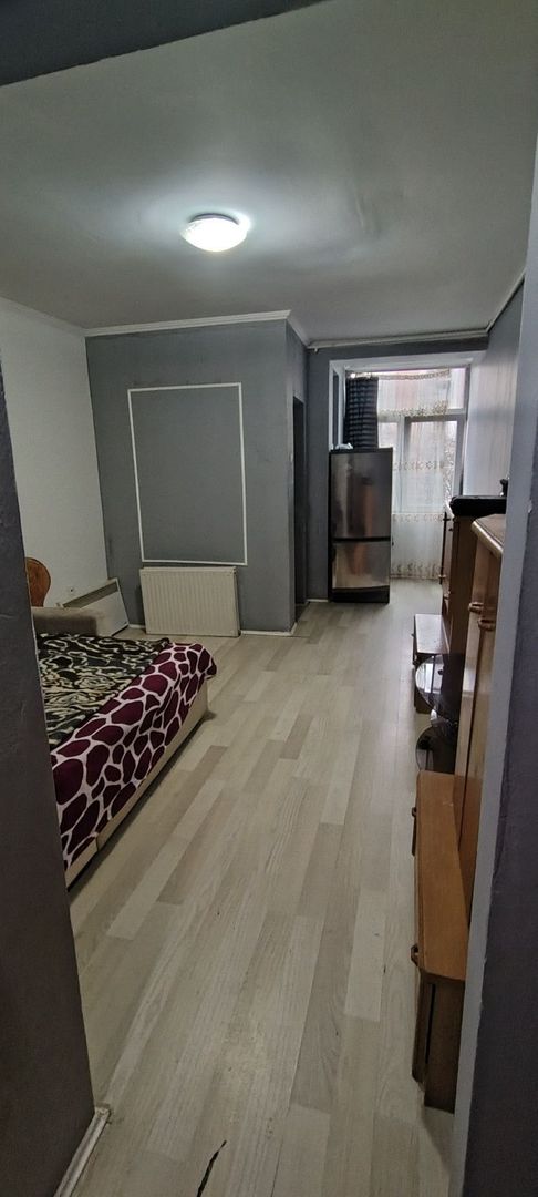 BRASADAS vinde garsoniera la etajul 1/4 pe Ostrovului.
