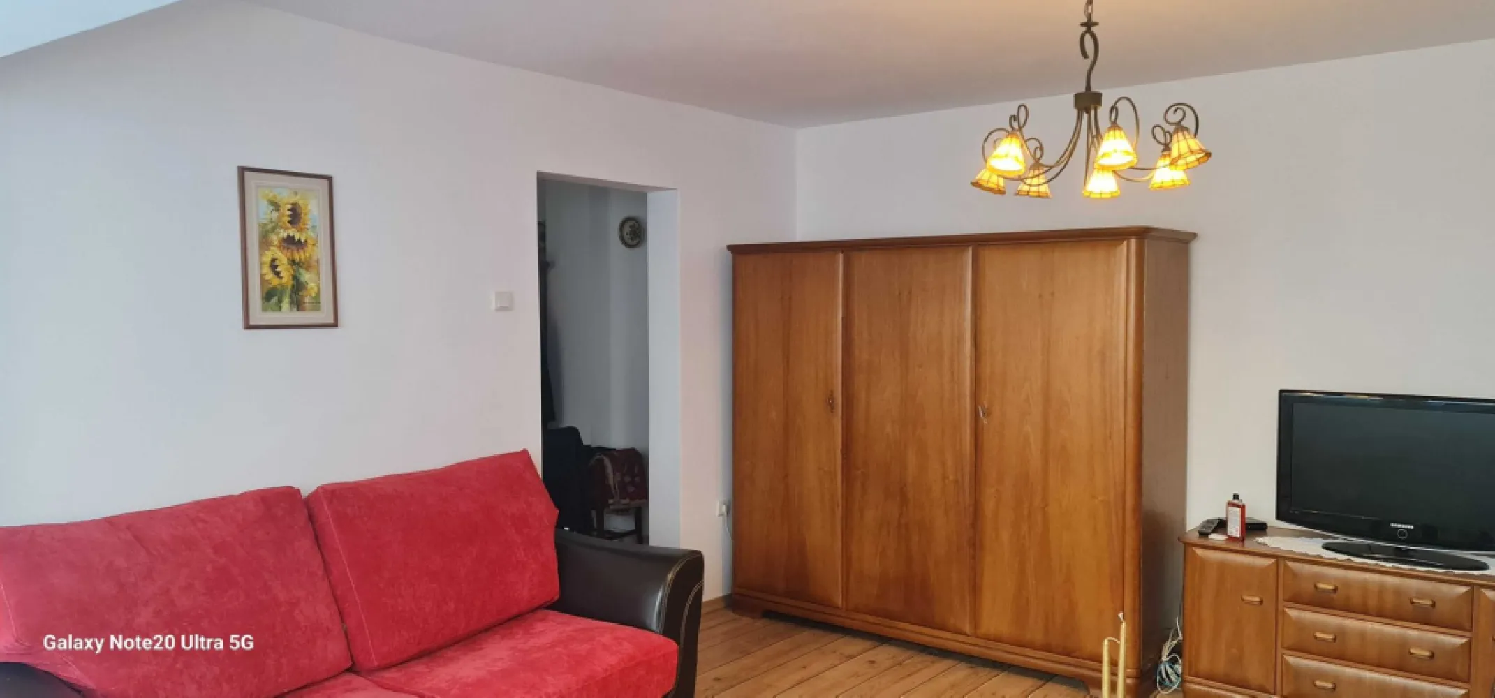 BRASADAS vinde ap 3 cam Careiului. - Agentia imobiliara BRASADAS vinde apartament mare, luminos, si gata de mutat, de 78 mp utili, situat la etajul 1, intr-o zona unde ai TOT ce ai nevoie la doi pasi, construit solid din BCA.
- apartament uscat, cald, luminos
- centrala proprie schimbata acum 2 ani
- instalatie electrica refacuta
- parchet melaminat peste parchetul original
- pereti exteriori doar pe zonele cu ferestre, izolati exterior 
- aer conditionat
- beci generos pentru depozitare
- chicineta la etaj - spatiu comun super util 
- dulap metalic in fata usii - extra depozitare
- bloc cu farmacie si alimentara la parter
- zona plina de magazine, banci, pub-uri la cateva minute
- scoala , gradinita, spitalul judetean in apropiere
Www.brasadas.com.