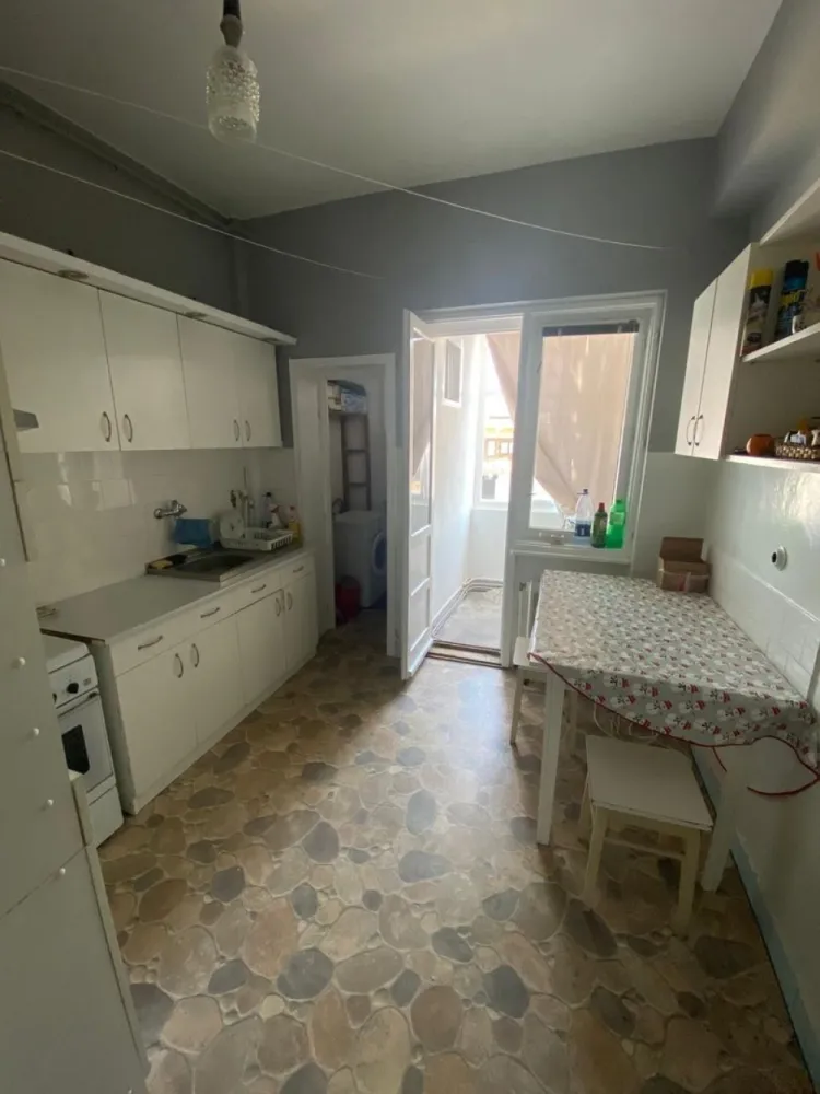 BRASADAS vinde ap cu 3 cam și garaj Piata Mare. - Agentia Imobiliara BRASADAS vinde apartament din caramida cu 3 camere decomandat, intr-o asociatie de 8 apartamente in zona Piata Mare.
Proprietatea este amplasata la etajul 3/3 cu acoperis si o suprafata de 76mp utili.
Apartmentul este compus din:
-3 camere decomandate
-1 bucatrie cu iesire pe balcon
-1 baie
-1 debara
-1 camara
-2 balcoane
- garaj in curte
- cota parte din pod
- cota parte din curte 1/8
- uscator
- boxa in beci
- un mic loc de depozitare in curte
Apartamentul are un design clasic, necesita renovare si modernizre.
Www.brasadas.com.