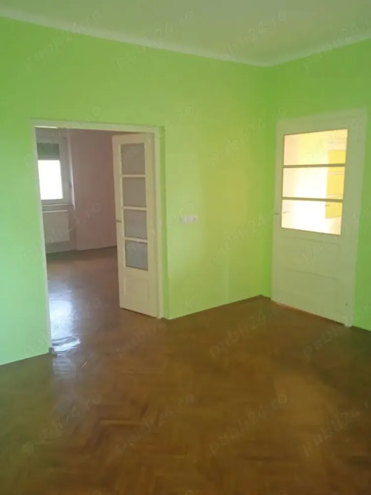 BRASADAS vinde casa spatioasa in zona 14 Mai. - Agentia Imobiliara BRASADAS vinde casa cu etaj în 14 Mai zona de case, cu toate avantajele orasului,
statie de autobuz magazine tot de ce poti avea nevoie.

Modernizat interior de la 0 acuma 7ani.
Schimbat curentul de la stâlp pana la ultimul cablu și priza,
Încălzire pe gaz cu centrala pe condenzatie cu calorifere triple și țeava de cupru.
Geamuri termopane cu sticla tripla și jaluzele din aluminiu.

3camere, 2bai moderne una cu dus, una cu vana.
Bucătărie de vara cu cămara spațioasa. Beci mare cu 2 încăperi. Garaj mare plus 2 încăperi pentru depozitare și ele foarte spațioase.
Camera de supraveghere conectat la telefon mobil.
Curte pavata și o gradina modesta cu pom de mere, pere și prun.

Total teren 358mp. Din care 108 constructi la sol și restul curtea și gradina.
Total 140mp parter plus etaj.
Casa e gata de mutare și a se bucura de vara intru-n loc liniștit cu vecini cumsecade.

Terasa rustica impresionanta de 50mp la etaj.

Www.brasadas.com.
