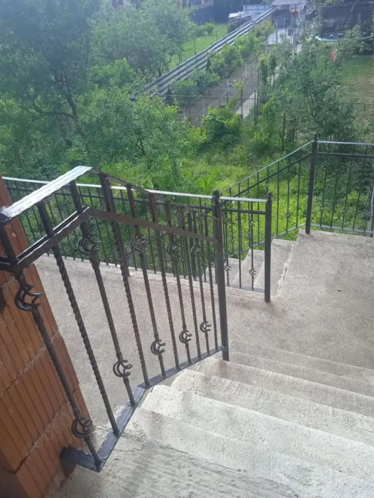 BRASADAS vinde casa spatioasa in zona 14 Mai. - Agentia Imobiliara BRASADAS vinde casa cu etaj în 14 Mai zona de case, cu toate avantajele orasului,
statie de autobuz magazine tot de ce poti avea nevoie.

Modernizat interior de la 0 acuma 7ani.
Schimbat curentul de la stâlp pana la ultimul cablu și priza,
Încălzire pe gaz cu centrala pe condenzatie cu calorifere triple și țeava de cupru.
Geamuri termopane cu sticla tripla și jaluzele din aluminiu.

3camere, 2bai moderne una cu dus, una cu vana.
Bucătărie de vara cu cămara spațioasa. Beci mare cu 2 încăperi. Garaj mare plus 2 încăperi pentru depozitare și ele foarte spațioase.
Camera de supraveghere conectat la telefon mobil.
Curte pavata și o gradina modesta cu pom de mere, pere și prun.

Total teren 358mp. Din care 108 constructi la sol și restul curtea și gradina.
Total 140mp parter plus etaj.
Casa e gata de mutare și a se bucura de vara intru-n loc liniștit cu vecini cumsecade.

Terasa rustica impresionanta de 50mp la etaj.

Www.brasadas.com.