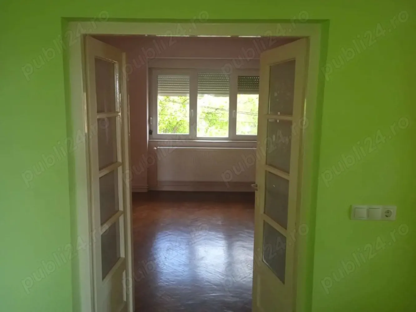 BRASADAS vinde casa spatioasa in zona 14 Mai. - Agentia Imobiliara BRASADAS vinde casa cu etaj în 14 Mai zona de case, cu toate avantajele orasului,
statie de autobuz magazine tot de ce poti avea nevoie.

Modernizat interior de la 0 acuma 7ani.
Schimbat curentul de la stâlp pana la ultimul cablu și priza,
Încălzire pe gaz cu centrala pe condenzatie cu calorifere triple și țeava de cupru.
Geamuri termopane cu sticla tripla și jaluzele din aluminiu.

3camere, 2bai moderne una cu dus, una cu vana.
Bucătărie de vara cu cămara spațioasa. Beci mare cu 2 încăperi. Garaj mare plus 2 încăperi pentru depozitare și ele foarte spațioase.
Camera de supraveghere conectat la telefon mobil.
Curte pavata și o gradina modesta cu pom de mere, pere și prun.

Total teren 358mp. Din care 108 constructi la sol și restul curtea și gradina.
Total 140mp parter plus etaj.
Casa e gata de mutare și a se bucura de vara intru-n loc liniștit cu vecini cumsecade.

Terasa rustica impresionanta de 50mp la etaj.

Www.brasadas.com.