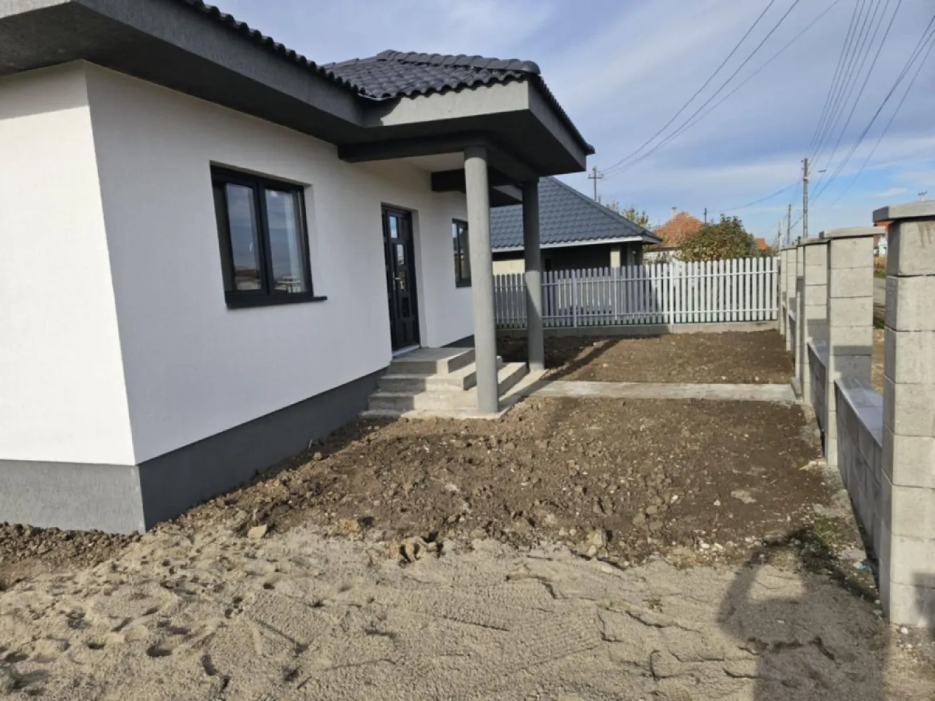 Casa de vanzare în lazuri - Casă familială nouă, modernă Lazuri (la doar 4 km de Satu Mare)

Se oferă spre vânzare o casă familială nouă, modernă, amplasată într-o zonă liniștită și plăcută din Lazuri, la doar 4 km de Satu Mare.

Proprietatea se întinde pe un teren de 450 m2, iar locuința are o suprafață construită de 126 m2, realizată integral din cărămidă, pe o structură solidă și durabilă, cu finisaje moderne și confort de top.

Pereții sunt izolați cu polistiren de 10 cm și prevăzuți cu ferestre termopan Rehau, oferind eficiență termică și confort sporit.
Acoperișul este masiv, acoperit cu țiglă de beton, iar casa dispune de încălzire în pardoseală și este racordată la apă, curent electric și canalizare.

Curtea este spațioasă, curată și îngrijită, împrejmuită cu gard modern, având două intrări separate, ambele accesibile cu mașina.

Compartimentare:
2 dormitoare spațioase
 1 baie modernă
living generos
bucătărie
cămară (spajz)
cameră tehnică
terasă mare și acoperită

Actele sunt în regulă, proprietatea poate fi trecută imediat pe nume
