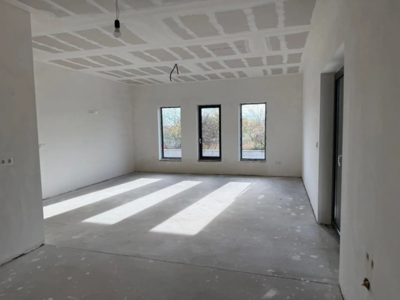 Casa de vanzare în lazuri - Casă familială nouă, modernă Lazuri (la doar 4 km de Satu Mare)

Se oferă spre vânzare o casă familială nouă, modernă, amplasată într-o zonă liniștită și plăcută din Lazuri, la doar 4 km de Satu Mare.

Proprietatea se întinde pe un teren de 450 m2, iar locuința are o suprafață construită de 126 m2, realizată integral din cărămidă, pe o structură solidă și durabilă, cu finisaje moderne și confort de top.

Pereții sunt izolați cu polistiren de 10 cm și prevăzuți cu ferestre termopan Rehau, oferind eficiență termică și confort sporit.
Acoperișul este masiv, acoperit cu țiglă de beton, iar casa dispune de încălzire în pardoseală și este racordată la apă, curent electric și canalizare.

Curtea este spațioasă, curată și îngrijită, împrejmuită cu gard modern, având două intrări separate, ambele accesibile cu mașina.

Compartimentare:
2 dormitoare spațioase
 1 baie modernă
living generos
bucătărie
cămară (spajz)
cameră tehnică
terasă mare și acoperită

Actele sunt în regulă, proprietatea poate fi trecută imediat pe nume