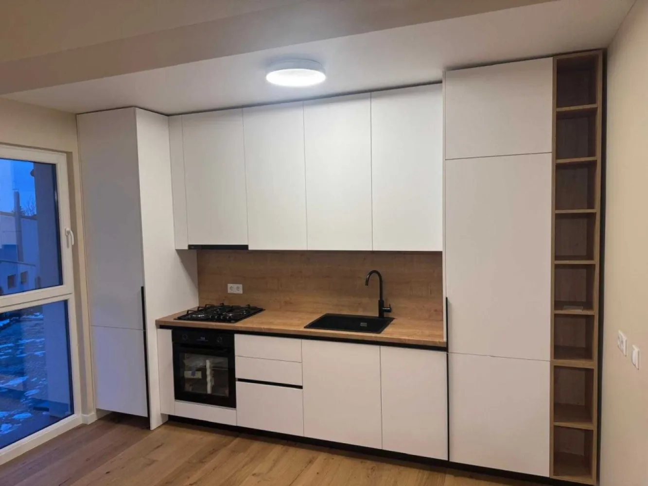 BRASADAS vinde ap finisat, mobilat 2 cam cu loc parcare. - Agentia Imobiliara BRASADAS vinde apartament cu doua camere la etajul 1 in zona Baritiu, finisat, mobilat (dormitor, bucatarie, mobila hol) cu parcare inclusa pe CF separat. 

- parchet multistrat Barlinek
- ⁠AC cu inverter Mitsubishi
- ⁠masina de spalat Whirlpool
- ⁠masina uscat Whirlpool
- ⁠mobilier hol electrocasnice incorporate
- ⁠sifonier dormitor
- ⁠pat dormitor+saltea
- ⁠noptiera
- ⁠baie finisata
- ⁠lustre iluminat, dimabil in dormitor.
- ⁠centrala buderus
- ⁠termostat salus wi-fi