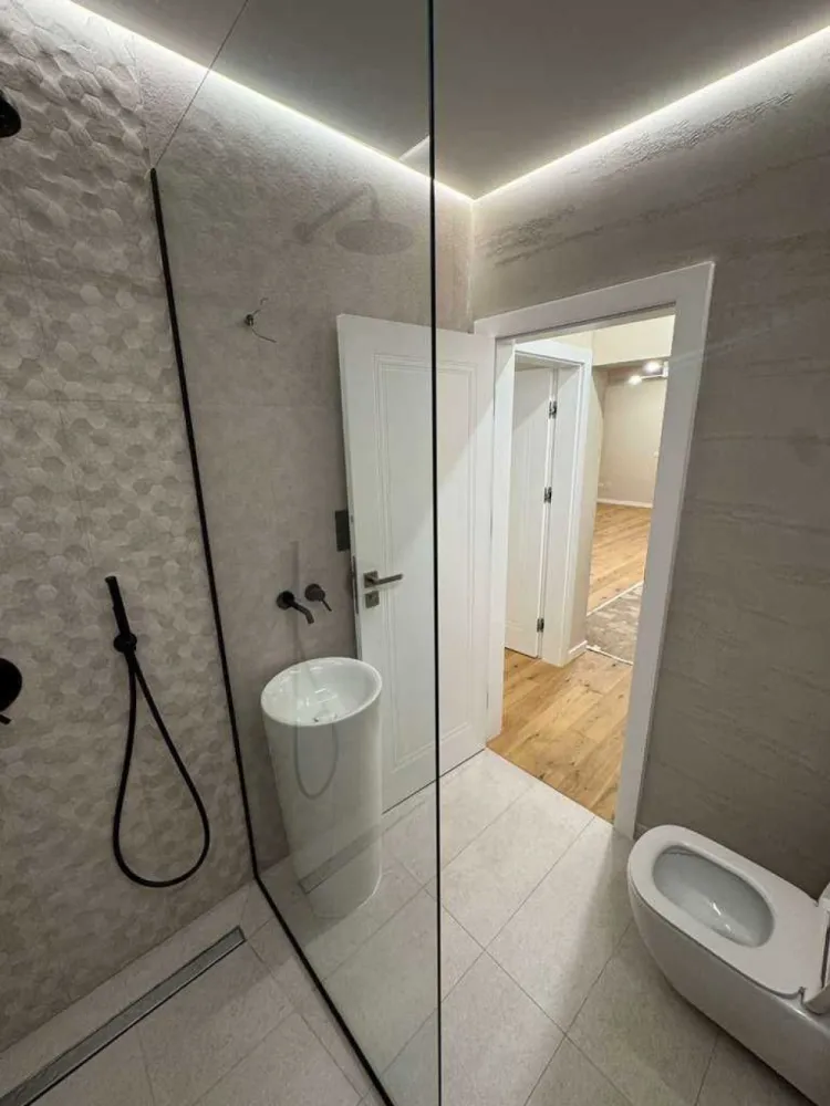 BRASADAS vinde ap finisat, mobilat 2 cam cu loc parcare. - Agentia Imobiliara BRASADAS vinde apartament cu doua camere la etajul 1 in zona Baritiu, finisat, mobilat (dormitor, bucatarie, mobila hol) cu parcare inclusa pe CF separat. 

- parchet multistrat Barlinek
- ⁠AC cu inverter Mitsubishi
- ⁠masina de spalat Whirlpool
- ⁠masina uscat Whirlpool
- ⁠mobilier hol electrocasnice incorporate
- ⁠sifonier dormitor
- ⁠pat dormitor+saltea
- ⁠noptiera
- ⁠baie finisata
- ⁠lustre iluminat, dimabil in dormitor.
- ⁠centrala buderus
- ⁠termostat salus wi-fi