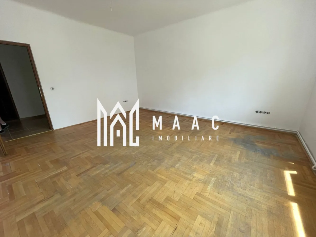 Spatiu comercial I 2 camere I Parter I Bulevardul Victoriei - MAAC Imobiliare propune spre inchiriere un spatiu comercial, amplasat la parterul unei cladiri situate in zona proxima a parcului Sub Arini. Locatia are o incapere la strada (cca 19mp) si alta ce da spre curtea din spatele imobilului. Spatiul mai cuprinde baie si o mica debara pentru depozitare. Incalzirea se face cu centrala si calorifere ( contorizare separata). Instalatie de aer conditionat (rece si cald). Disponibilitate imediata. Zona buna, in apropiere- centre comerciale, medicale, parcul Sub Arini, Spitalul Militar, etc Pentru mai multe detalii va rugam specificati telefonic: CP2579075 }}