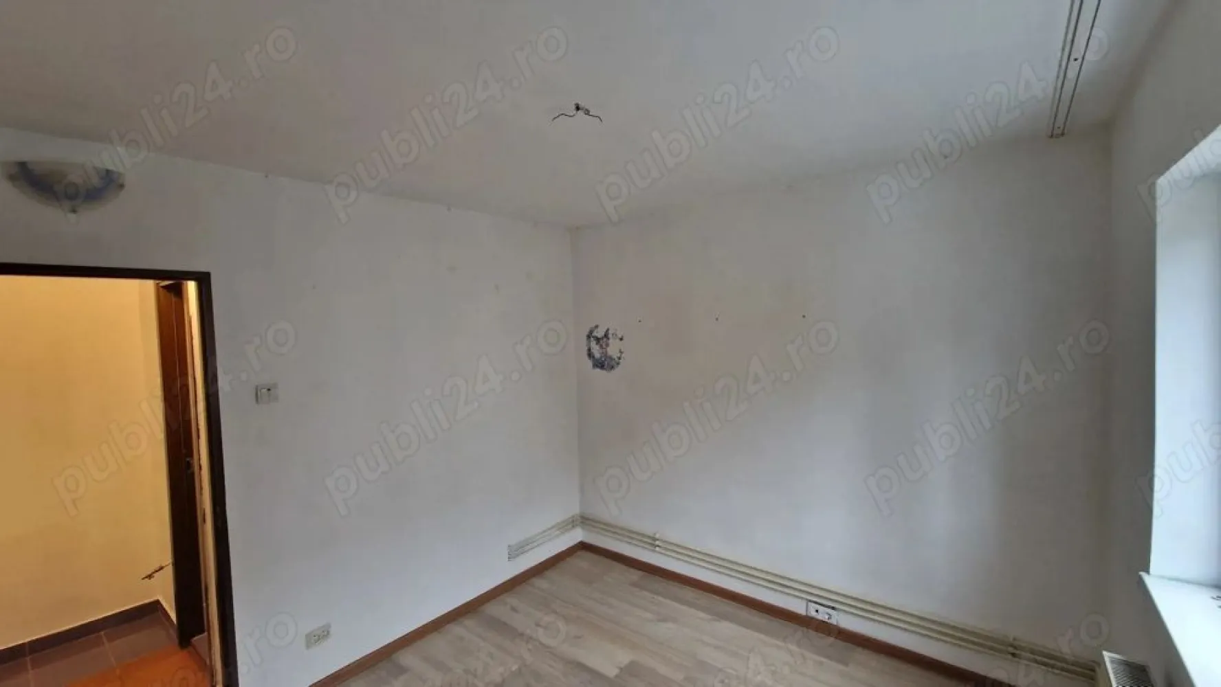 PF vand apartament 3 camere Mănăștur - PF Apartament de vanzare - Manastur, zona Aleea Gurghiu, la 5 minute de Baza sportivă "La terenuri"
Apartament familial primitor si luminos, situat la parter, intr-o zona linistita si verde din Manastur aproape de magazine, scoli si mijloace de transport in comun.

Suprafata utila: 52 mp

Compartimentare: decomandat

Bucatarie spatioasa

Hol generos

Baie

3 camere confortabile, 2 dormitoare și un 1 living 

Parcare sub geam, 

Beci de 12mp sub apartament ideal pentru depozitare.

Apartamentul este la parter înalt, are geamuri termopan Qfort, ușa metalică la intrare gresie faianță in baie, bucătărie, parchet in toate cele 3 camere, centrala termica cu instalație din cupru.

Preț 142.
