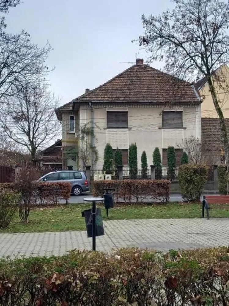 BRASADAS vinde ap 3 cam la casă - parter sau etaj zona 14 Mai. - Agentia Imobiliara BRASADAS vinde casa cu două apartamente separate, aproape identice, unul la parter, al doilea la etajul 1, fiecare cu câte 3 camere. 
Ambele sunt de vânzare, împreună sau separat.
Fiecare apartament are o suprafață de circa 100 mp și dispune de câte trei camere, câte o bucătărie și câte o baie.
Carte funciară - separată, utilități complet separate.
Locuința este mobilată parțial.
Fundația solidă are un metru înălțime, fiind construită după inundațiile din 1970.
Locuri de parcare în curte, și două garaje separate, cu cf separat.
Situată într-o zonă liniștită, casa se află aproape de Liceul Ortodox - 300 metri, parc peste drum și benzinărie - la 80 de metri, Magazin LIDL la 300 metri.
Ai acces facil la transportul public, cu stația de autobuz și cea de taxi la câțiva pași.
In apropiere este un parc, farmacie, magazin alimentar.
Www.brasadas.com.