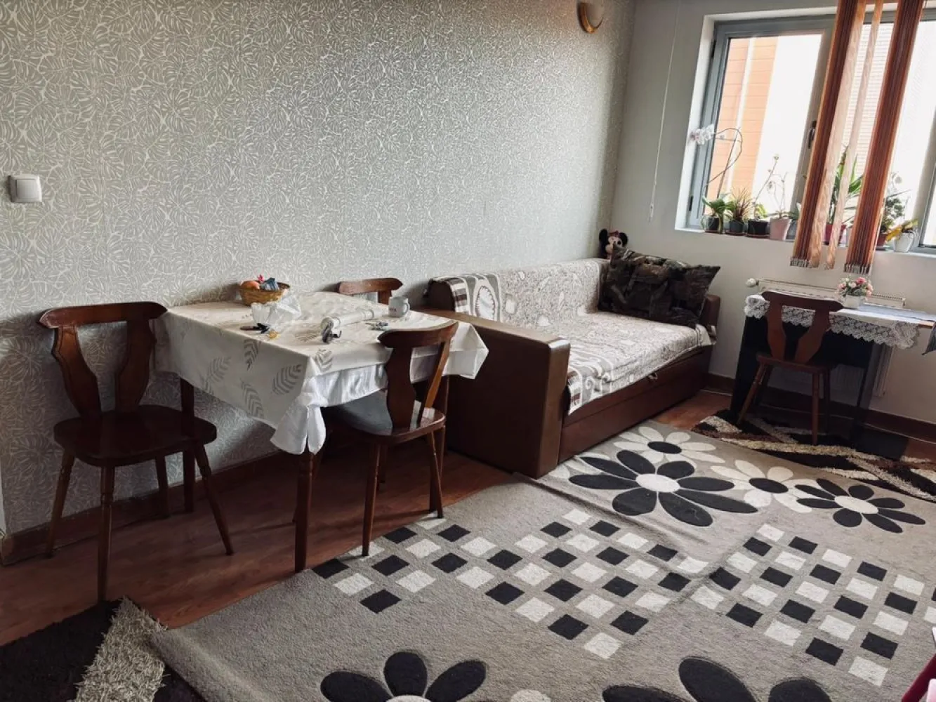 BRASADAS vinde ap 2 cam pe Closca etaj 2. - Agentia Imobiliara BRASADAS vinde apartament cu 2 camere, situat la etajul 2.
Se vinde mobilat parțial și complet utilat. 
Hol cu acces la baie și dormitor. 
Bloc construit după 2008. 
Liber de sarcini - ideal prin credit.
Www.brasadas.com.