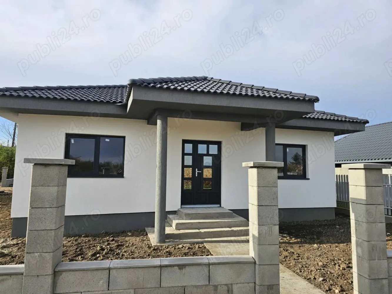 BRASADAS vinde casa 3 cam 2025 în lazuri - Agenția imobiliara BRASADAS vinde casă familială nouă, modernă Lazuri (la doar 4 km de Satu Mare)

Se oferă spre vânzare o casă familială nouă, modernă, amplasată într-o zonă liniștită și plăcută din Lazuri, la doar 4 km de Satu Mare.

Proprietatea se întinde pe un teren de 450 m , iar locuința are o suprafață construită de 126 m , realizată integral din cărămidă, pe o structură solidă și durabilă, cu finisaje moderne și confort de top.

Pereții sunt izolați cu polistiren de 10 cm și prevăzuți cu ferestre termopan Rehau, oferind eficiență termică și confort sporit.
Acoperișul este masiv, acoperit cu țiglă de beton, iar casa dispune de încălzire în pardoseală și este racordată la apă, curent electric și canalizare.

Curtea este spațioasă, curată și îngrijită, împrejmuită cu gard modern, având două intrări separate, ambele accesibile cu mașina.

Compartimentare:
2 dormitoare spațioase
 1 baie modernă
living generos
bucătărie
cămară (spajz)
cameră tehnică
terasă mare și acoperită

Actele sunt în regulă, proprietatea poate fi trecută imediat pe nume.

Www.brasadas.com.