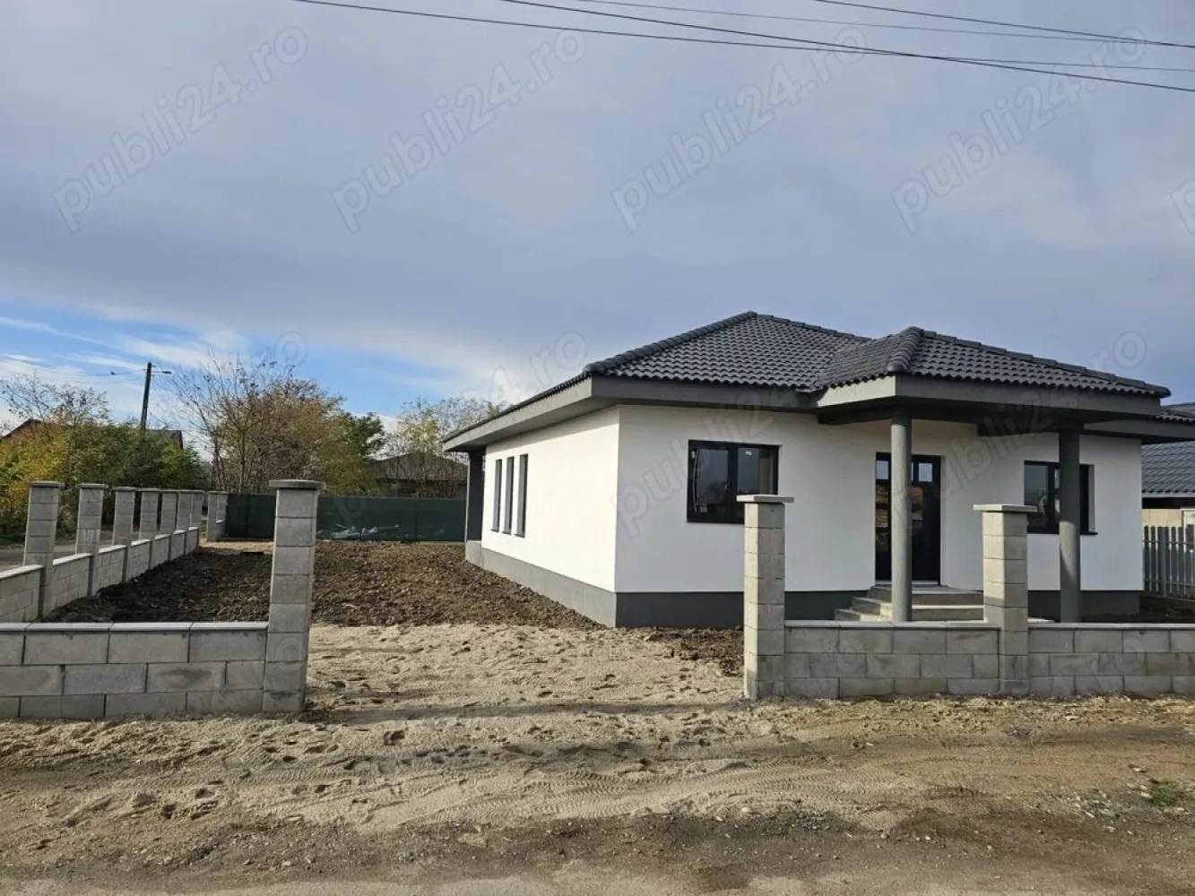 BRASADAS vinde casa 3 cam 2025 în lazuri - Agenția imobiliara BRASADAS vinde casă familială nouă, modernă Lazuri (la doar 4 km de Satu Mare)

Se oferă spre vânzare o casă familială nouă, modernă, amplasată într-o zonă liniștită și plăcută din Lazuri, la doar 4 km de Satu Mare.

Proprietatea se întinde pe un teren de 450 m , iar locuința are o suprafață construită de 126 m , realizată integral din cărămidă, pe o structură solidă și durabilă, cu finisaje moderne și confort de top.

Pereții sunt izolați cu polistiren de 10 cm și prevăzuți cu ferestre termopan Rehau, oferind eficiență termică și confort sporit.
Acoperișul este masiv, acoperit cu țiglă de beton, iar casa dispune de încălzire în pardoseală și este racordată la apă, curent electric și canalizare.

Curtea este spațioasă, curată și îngrijită, împrejmuită cu gard modern, având două intrări separate, ambele accesibile cu mașina.

Compartimentare:
2 dormitoare spațioase
 1 baie modernă
living generos
bucătărie
cămară (spajz)
cameră tehnică
terasă mare și acoperită

Actele sunt în regulă, proprietatea poate fi trecută imediat pe nume.

Www.brasadas.com.