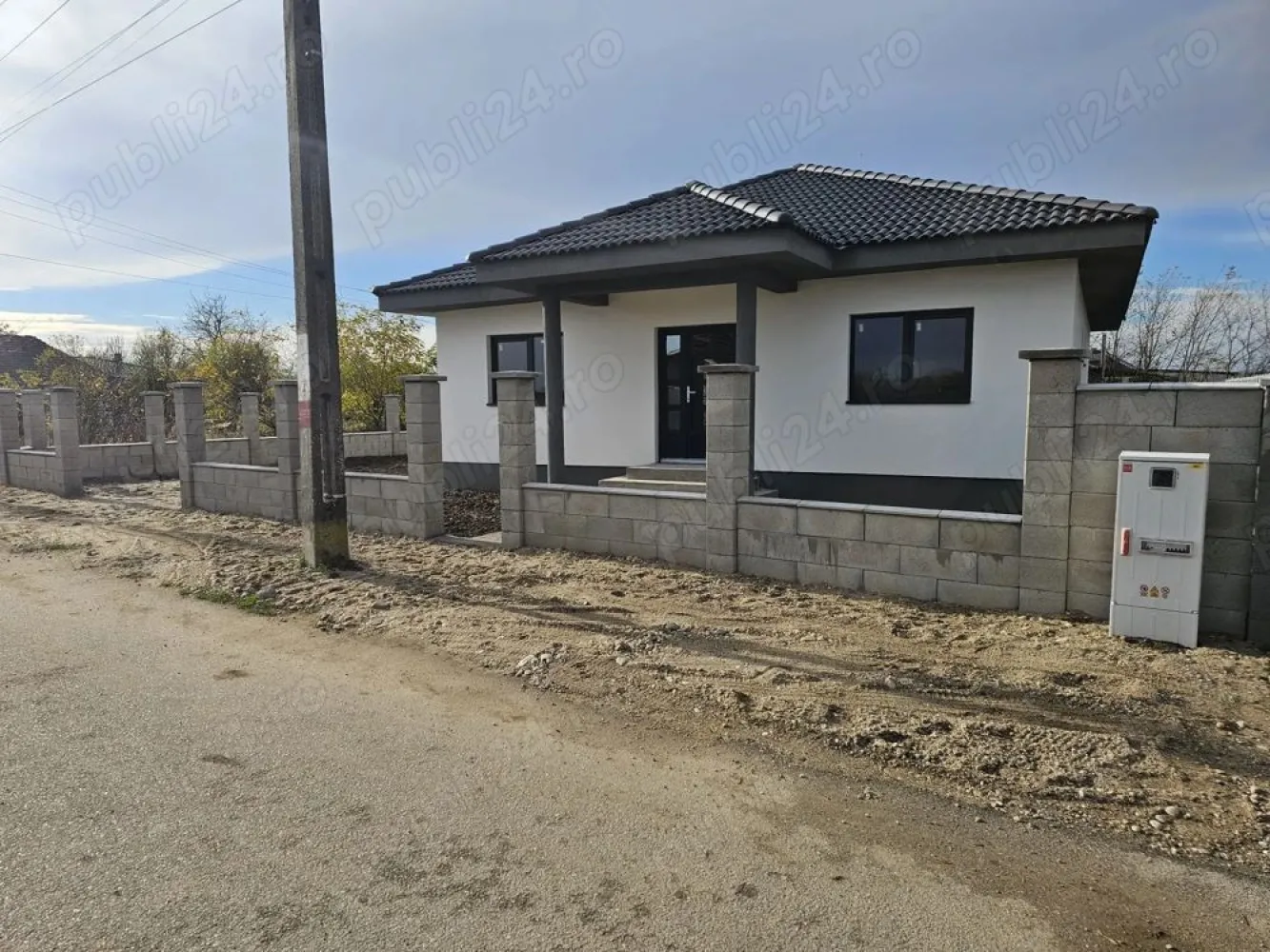 BRASADAS vinde casa 3 cam 2025 în lazuri - Agenția imobiliara BRASADAS vinde casă familială nouă, modernă Lazuri (la doar 4 km de Satu Mare)

Se oferă spre vânzare o casă familială nouă, modernă, amplasată într-o zonă liniștită și plăcută din Lazuri, la doar 4 km de Satu Mare.

Proprietatea se întinde pe un teren de 450 m , iar locuința are o suprafață construită de 126 m , realizată integral din cărămidă, pe o structură solidă și durabilă, cu finisaje moderne și confort de top.

Pereții sunt izolați cu polistiren de 10 cm și prevăzuți cu ferestre termopan Rehau, oferind eficiență termică și confort sporit.
Acoperișul este masiv, acoperit cu țiglă de beton, iar casa dispune de încălzire în pardoseală și este racordată la apă, curent electric și canalizare.

Curtea este spațioasă, curată și îngrijită, împrejmuită cu gard modern, având două intrări separate, ambele accesibile cu mașina.

Compartimentare:
2 dormitoare spațioase
 1 baie modernă
living generos
bucătărie
cămară (spajz)
cameră tehnică
terasă mare și acoperită

Actele sunt în regulă, proprietatea poate fi trecută imediat pe nume.

Www.brasadas.com.