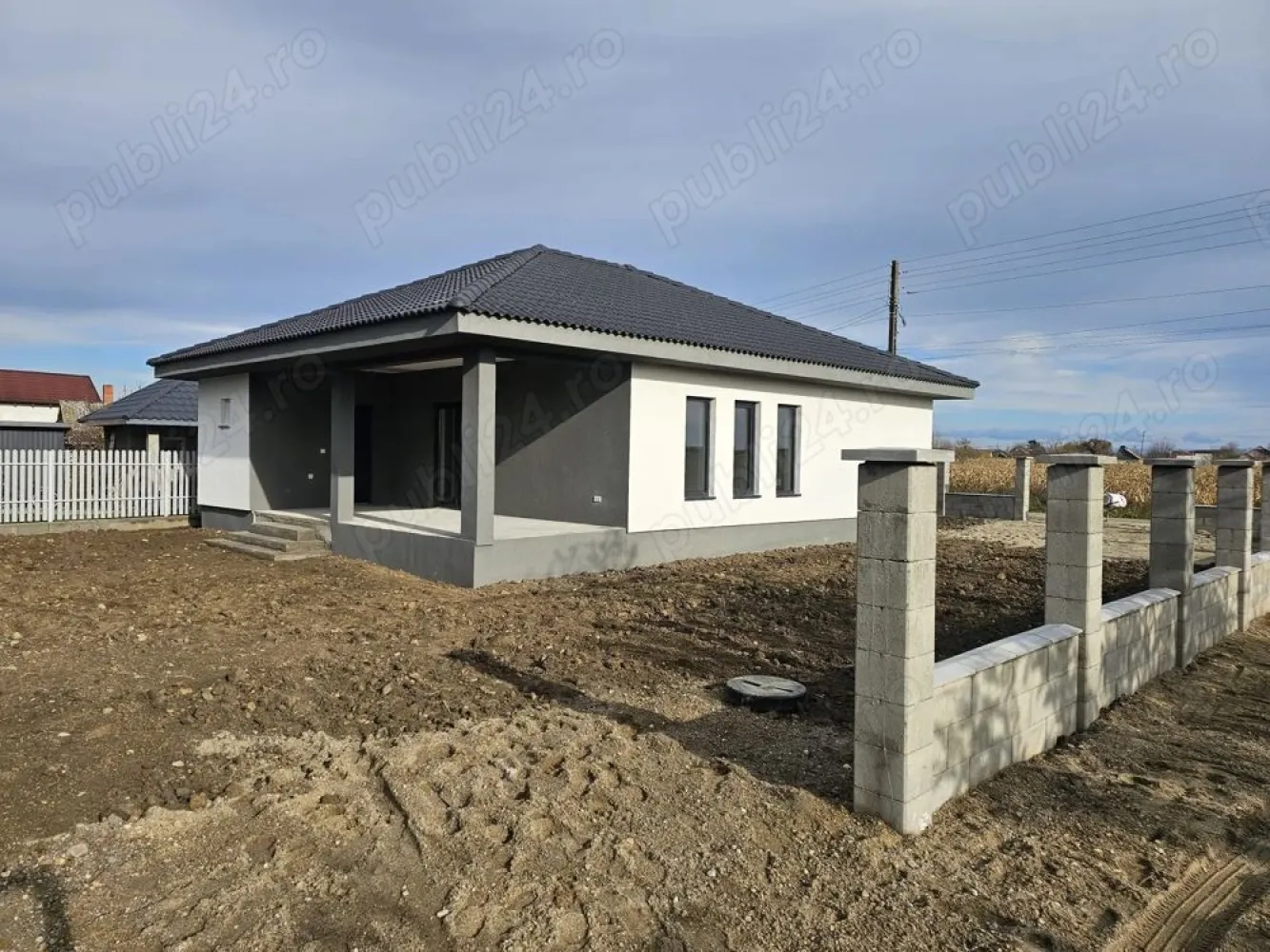 BRASADAS vinde casa 3 cam 2025 în lazuri - Agenția imobiliara BRASADAS vinde casă familială nouă, modernă Lazuri (la doar 4 km de Satu Mare)

Se oferă spre vânzare o casă familială nouă, modernă, amplasată într-o zonă liniștită și plăcută din Lazuri, la doar 4 km de Satu Mare.

Proprietatea se întinde pe un teren de 450 m , iar locuința are o suprafață construită de 126 m , realizată integral din cărămidă, pe o structură solidă și durabilă, cu finisaje moderne și confort de top.

Pereții sunt izolați cu polistiren de 10 cm și prevăzuți cu ferestre termopan Rehau, oferind eficiență termică și confort sporit.
Acoperișul este masiv, acoperit cu țiglă de beton, iar casa dispune de încălzire în pardoseală și este racordată la apă, curent electric și canalizare.

Curtea este spațioasă, curată și îngrijită, împrejmuită cu gard modern, având două intrări separate, ambele accesibile cu mașina.

Compartimentare:
2 dormitoare spațioase
 1 baie modernă
living generos
bucătărie
cămară (spajz)
cameră tehnică
terasă mare și acoperită

Actele sunt în regulă, proprietatea poate fi trecută imediat pe nume.

Www.brasadas.com.