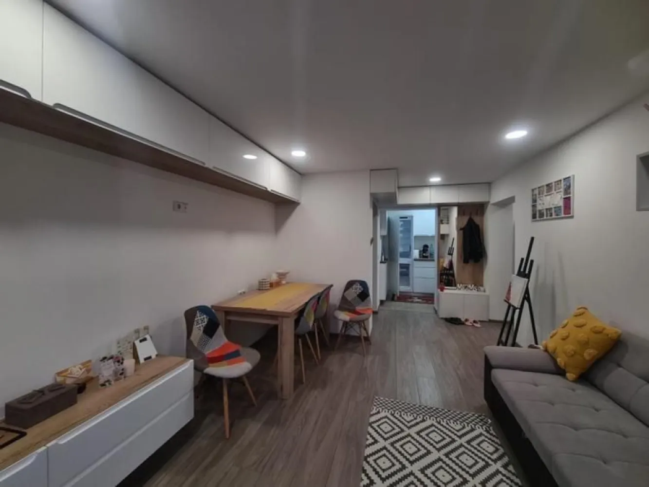 Apartament Micro 14 complet renovat - Se vinde apartament cu două camere decomandat, situat in cartierul Micro 14, Str. Dariu Pop 31, foarte aproape de grădiniță și creșă, spital, piață, Shopping City.
Suprafață utilă 52 mp, etaj 2/4, acces în scară securizat cu interfon și este compartimentat în felul următor: hol cu acces la un living spațios și bucătărie, baie, dormitor cu acces la balcon complet izolat cu geamuri termopan.
Apartamentul a fost complet renovat, geamuri noi, izolare internă, instalație electrică, instalație sanitară și încălzire, centrală și calorifere noi, parchet laminat, bucătărie la comandă complet mobilată și utilată( frigider, aragaz și cuptor pe inducție, hotă cu evacuare exterioară), baie complet utilată, cu cadă, uși interior + ușă acces incintă dublu securizată, dormitor cu pat matrimonial + noptiere suspendate, dulap cu uși glisante, mobilier living la comandă dotat cu canapea extensibilă, bibliotecă, dulapuri suspendate, masă cu 4 scaune, un hol spațios cu oglindă și depozitare incălțăminte integrată, separeu pentru centrală termică si mașină de spalat rufe cu uscator integrat. Mobila intregului apartament a fost creată la comandă pentru a facilita o suprafață utilă cat mai mare si spațiu de depozitare eficient, respectand normele de calitate cat mai înalte. In concluzie s-au depus investitii serioase pentru a fii cat mai plăcut, modern și util.

Atenție! Apartamentul se vinde la cheie cu toate utilitațiile dispuse.

Preț ușor negociabil, pentru mai multe detalii telefon/whatsapp : +49 1723587638.