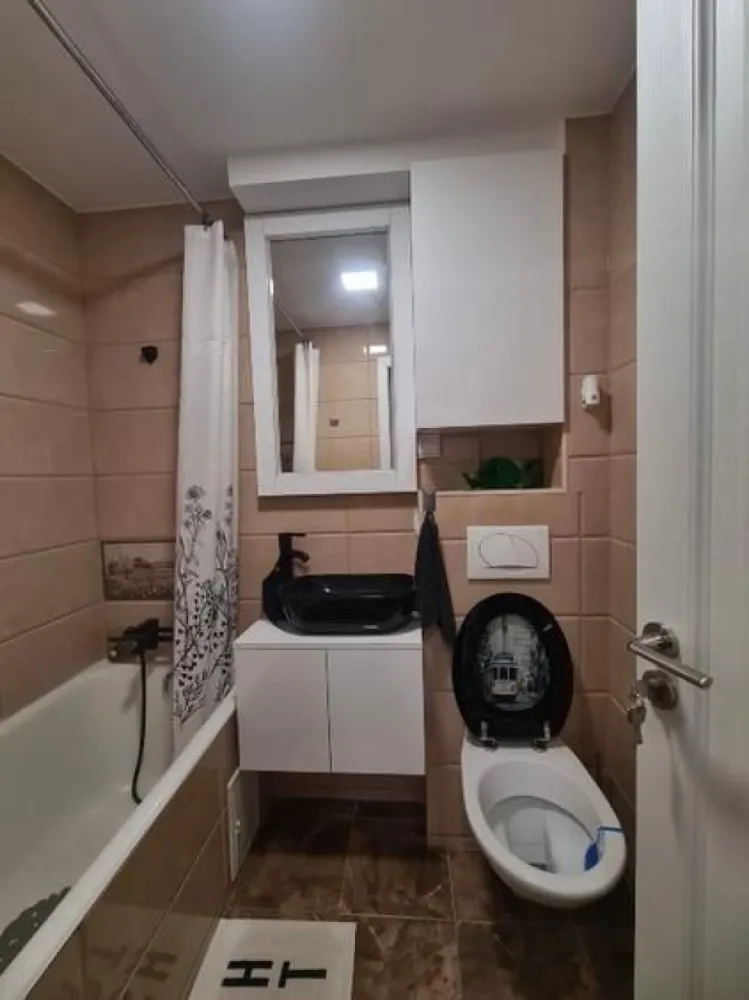 Apartament Micro 14 complet renovat - Se vinde apartament cu două camere decomandat, situat in cartierul Micro 14, Str. Dariu Pop 31, foarte aproape de grădiniță și creșă, spital, piață, Shopping City.
Suprafață utilă 52 mp, etaj 2/4, acces în scară securizat cu interfon și este compartimentat în felul următor: hol cu acces la un living spațios și bucătărie, baie, dormitor cu acces la balcon complet izolat cu geamuri termopan.
Apartamentul a fost complet renovat, geamuri noi, izolare internă, instalație electrică, instalație sanitară și încălzire, centrală și calorifere noi, parchet laminat, bucătărie la comandă complet mobilată și utilată( frigider, aragaz și cuptor pe inducție, hotă cu evacuare exterioară), baie complet utilată, cu cadă, uși interior + ușă acces incintă dublu securizată, dormitor cu pat matrimonial + noptiere suspendate, dulap cu uși glisante, mobilier living la comandă dotat cu canapea extensibilă, bibliotecă, dulapuri suspendate, masă cu 4 scaune, un hol spațios cu oglindă și depozitare incălțăminte integrată, separeu pentru centrală termică si mașină de spalat rufe cu uscator integrat. Mobila intregului apartament a fost creată la comandă pentru a facilita o suprafață utilă cat mai mare si spațiu de depozitare eficient, respectand normele de calitate cat mai înalte. In concluzie s-au depus investitii serioase pentru a fii cat mai plăcut, modern și util.

Atenție! Apartamentul se vinde la cheie cu toate utilitațiile dispuse.

Preț ușor negociabil, pentru mai multe detalii telefon/whatsapp : +49 1723587638.