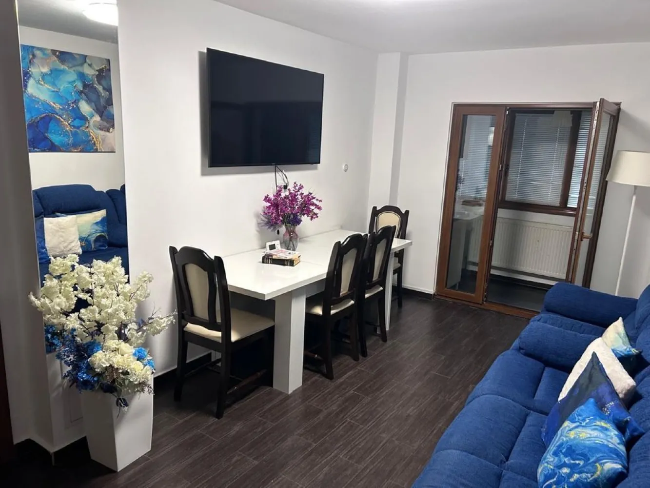 BRASADAS vinde ap 4 cam Mărăști 78mp Mobilat Utilat. - Agentia Imobiliara BRASADAS vinde apartament modern, mobilat și utilat, cu toate facilitățile, încălzire în Pardoseală, izolat termic in bloc cu 4 etaje, in cea mai buna zonă din Cluj, fiind situat la parter. 
Lângă parc, școala, Kaufland și stații de autobuz dar în același timp nu în aglomerație, ci într-o zonă liniștită. 
Apartamentul dispune de 78 mp utili și are beci renovat recent cu rafturi, loc de parcare chiar lângă ușa blocului și spațiu generos de verdeață. 
El este compartimentat astfel: 
- 3 dormitoare
- 2 băi
- 1 living separat
- 1 bucătărie separat

Apartamentul se vinde mobilat și utilat modern cu toata aparatura necesară - frigider, mașină de spălat, mașina de uscat, mașina de spălat vase, TV plasmă 138cm diagonală, pat matrimonial 2x2m, colțar, mobilier, etc..

Blocul chiar daca este din anul 1987(deci nu f vechi, este reabilitat modern și izolat)

Www.brasadas.com.