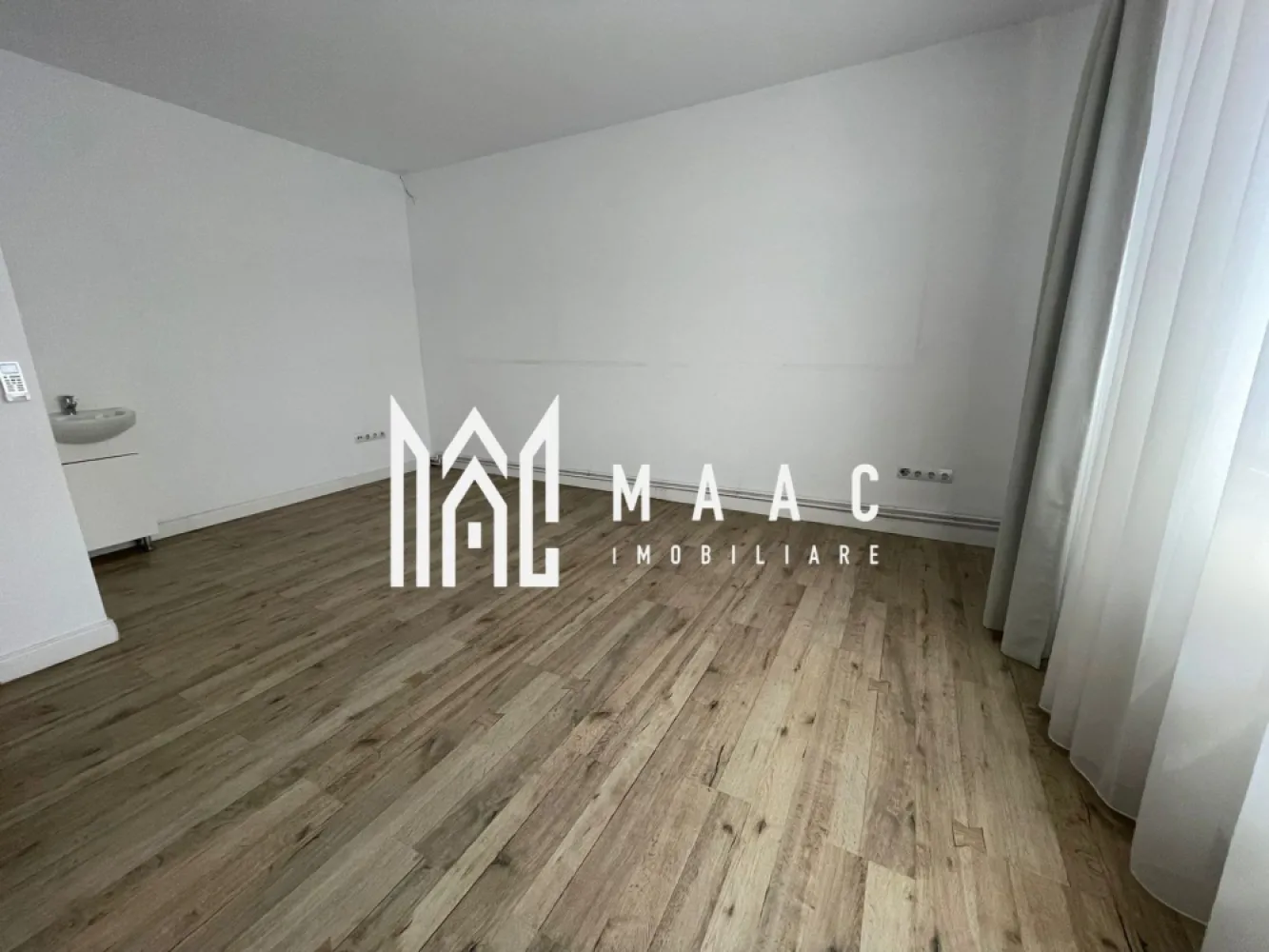 Spatiu birouri I 3 camere I Zona Bulevardul Victoria - MAAC Imobiliare propune spre inchiriere un spatiu amplasat la etajul 1 al unui imobil situat in Zona Bulevardului Victoria. Pretabil pentru activitati comerciale sau de birou. Incalzirea se face cu centrala si calorifere ( contorizare separata). Instalatie de aer conditionat (rece si cald) Disponibilitate imediata. Pentru mai multe detalii va rugam specificati telefonic:CP2577086 }}