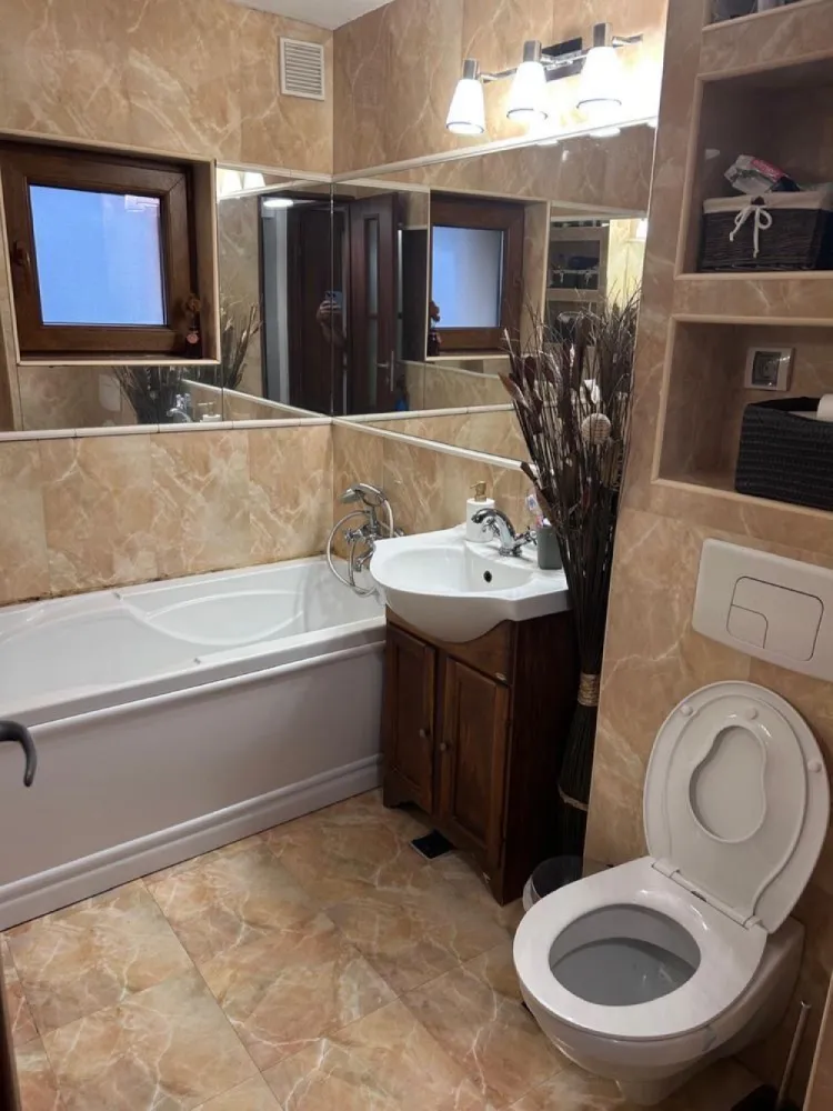 BRASADAS vinde ap 4 cam Mărăști 78mp Mobilat Utilat. - Agentia Imobiliara BRASADAS vinde apartament modern, mobilat și utilat, cu toate facilitățile, încălzire în Pardoseală, izolat termic in bloc cu 4 etaje, in cea mai buna zonă din Cluj, fiind situat la parter. 
Lângă parc, școala, Kaufland și stații de autobuz dar în același timp nu în aglomerație, ci într-o zonă liniștită. 
Apartamentul dispune de 78 mp utili și are beci renovat recent cu rafturi, loc de parcare chiar lângă ușa blocului și spațiu generos de verdeață. 
El este compartimentat astfel: 
- 3 dormitoare
- 2 băi
- 1 living separat
- 1 bucătărie separat

Apartamentul se vinde mobilat și utilat modern cu toata aparatura necesară - frigider, mașină de spălat, mașina de uscat, mașina de spălat vase, TV plasmă 138cm diagonală, pat matrimonial 2x2m, colțar, mobilier, etc..

Blocul chiar daca este din anul 1987(deci nu f vechi, este reabilitat modern și izolat)

Www.brasadas.com.