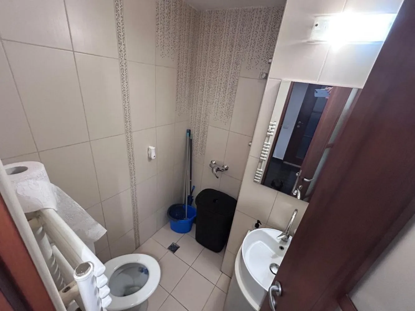 BRASADAS vinde ap 4 cam Mărăști 78mp Mobilat Utilat. - Agentia Imobiliara BRASADAS vinde apartament modern, mobilat și utilat, cu toate facilitățile, încălzire în Pardoseală, izolat termic in bloc cu 4 etaje, in cea mai buna zonă din Cluj, fiind situat la parter. 
Lângă parc, școala, Kaufland și stații de autobuz dar în același timp nu în aglomerație, ci într-o zonă liniștită. 
Apartamentul dispune de 78 mp utili și are beci renovat recent cu rafturi, loc de parcare chiar lângă ușa blocului și spațiu generos de verdeață. 
El este compartimentat astfel: 
- 3 dormitoare
- 2 băi
- 1 living separat
- 1 bucătărie separat

Apartamentul se vinde mobilat și utilat modern cu toata aparatura necesară - frigider, mașină de spălat, mașina de uscat, mașina de spălat vase, TV plasmă 138cm diagonală, pat matrimonial 2x2m, colțar, mobilier, etc..

Blocul chiar daca este din anul 1987(deci nu f vechi, este reabilitat modern și izolat)

Www.brasadas.com.