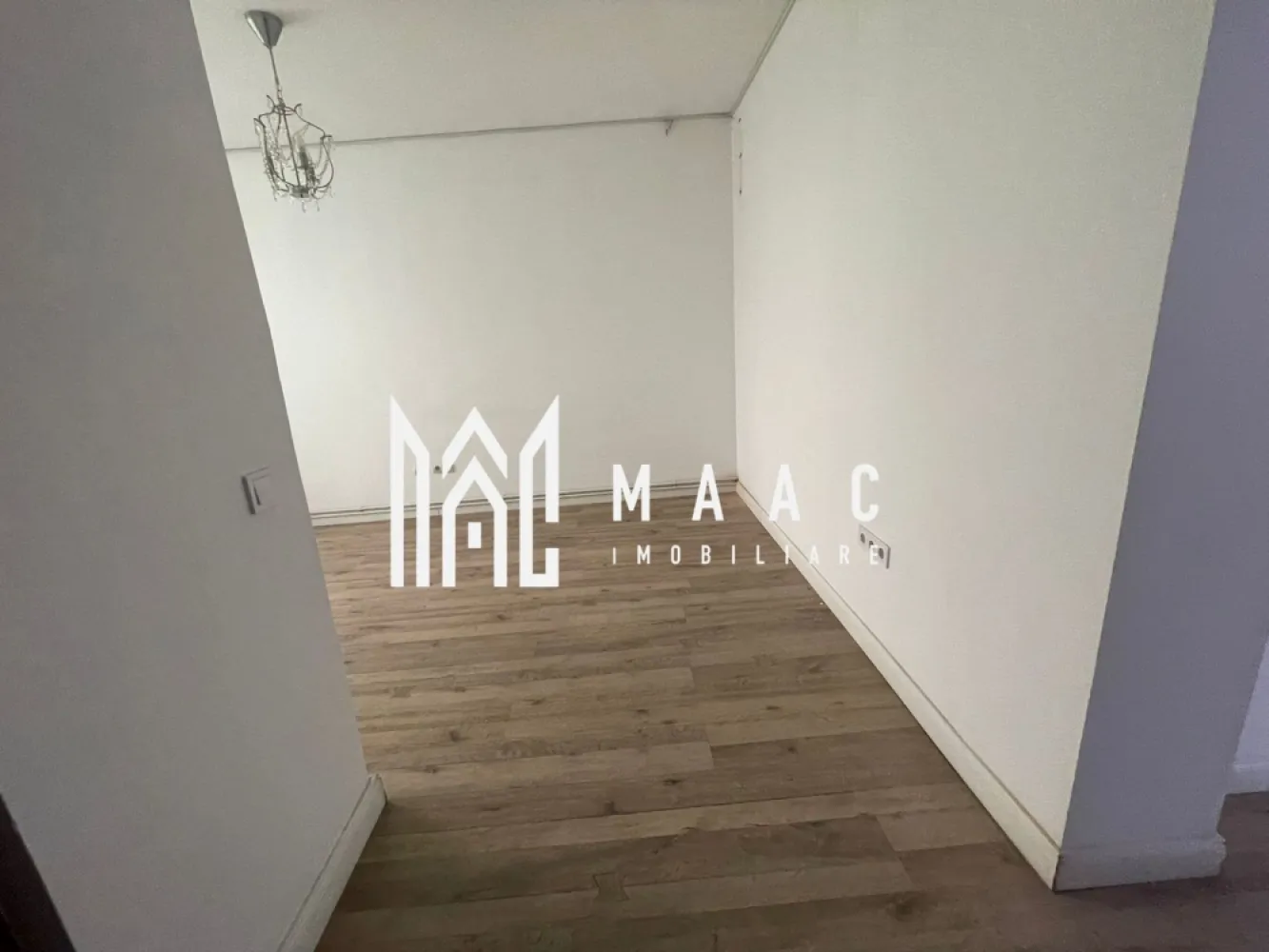 Spatiu birouri I 3 camere I Zona Bulevardul Victoria - MAAC Imobiliare propune spre inchiriere un spatiu amplasat la etajul 1 al unui imobil situat in Zona Bulevardului Victoria. Pretabil pentru activitati comerciale sau de birou. Incalzirea se face cu centrala si calorifere ( contorizare separata). Instalatie de aer conditionat (rece si cald) Disponibilitate imediata. Pentru mai multe detalii va rugam specificati telefonic:CP2577086 }}