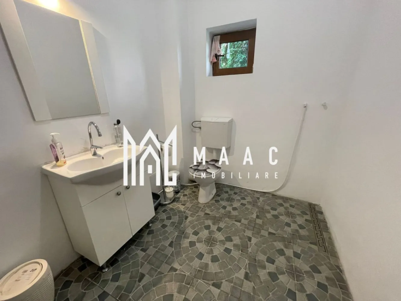 Spatiu birouri I 3 camere I Zona Bulevardul Victoria - MAAC Imobiliare propune spre inchiriere un spatiu amplasat la etajul 1 al unui imobil situat in Zona Bulevardului Victoria. Pretabil pentru activitati comerciale sau de birou. Incalzirea se face cu centrala si calorifere ( contorizare separata). Instalatie de aer conditionat (rece si cald) Disponibilitate imediata. Pentru mai multe detalii va rugam specificati telefonic:CP2577086 }}